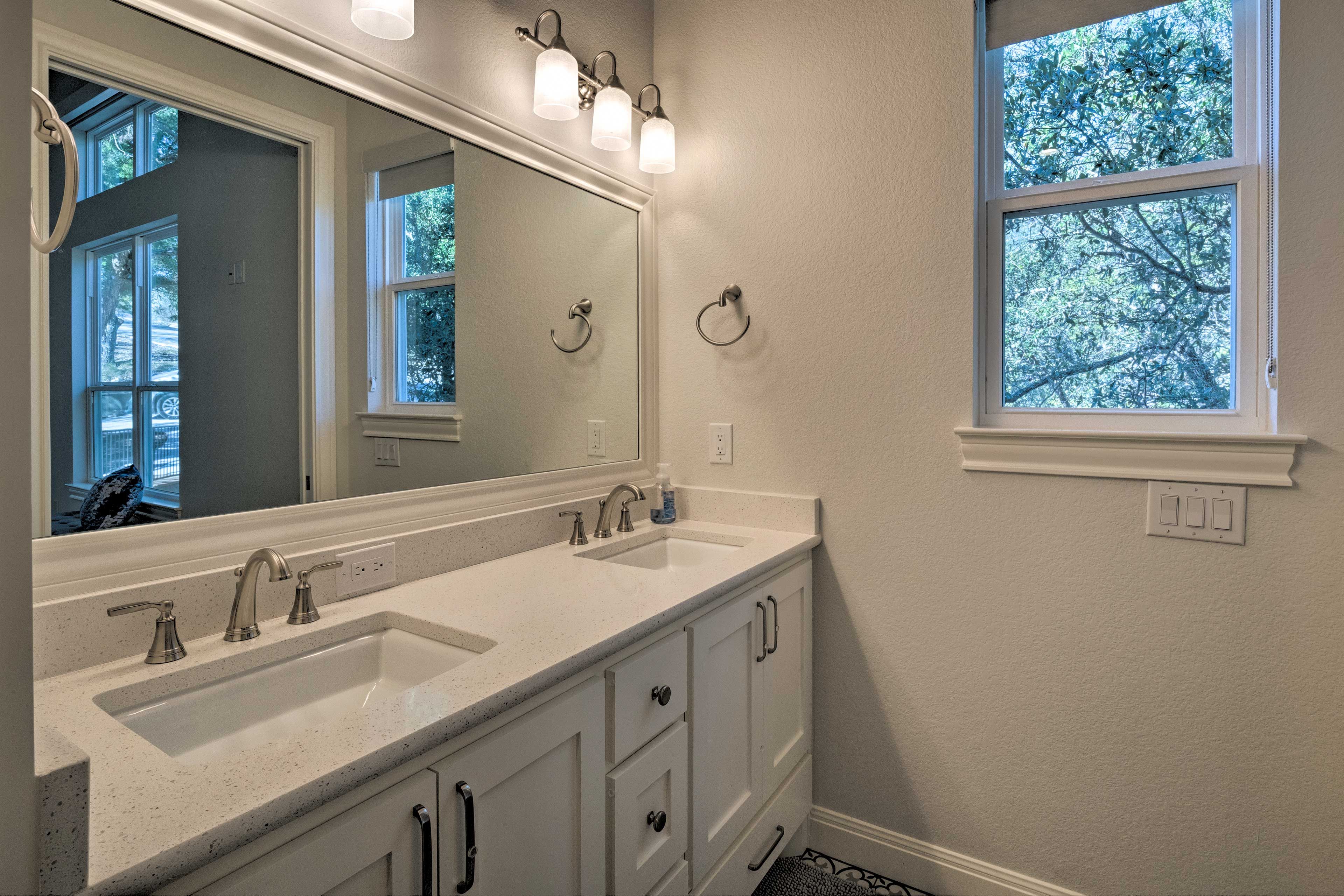 Full Bathroom | Towels Provided