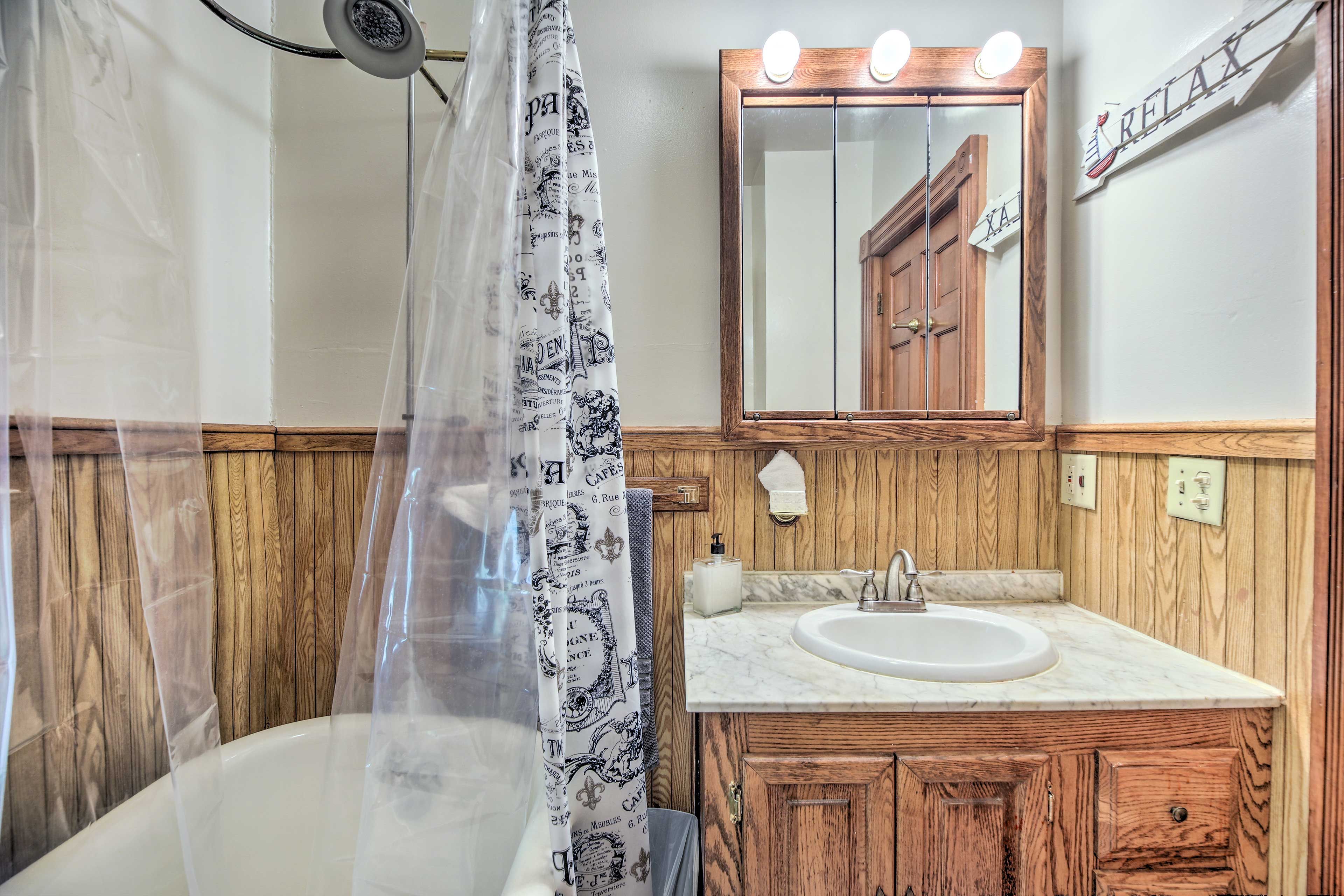 Full Bathroom | Linens Provided