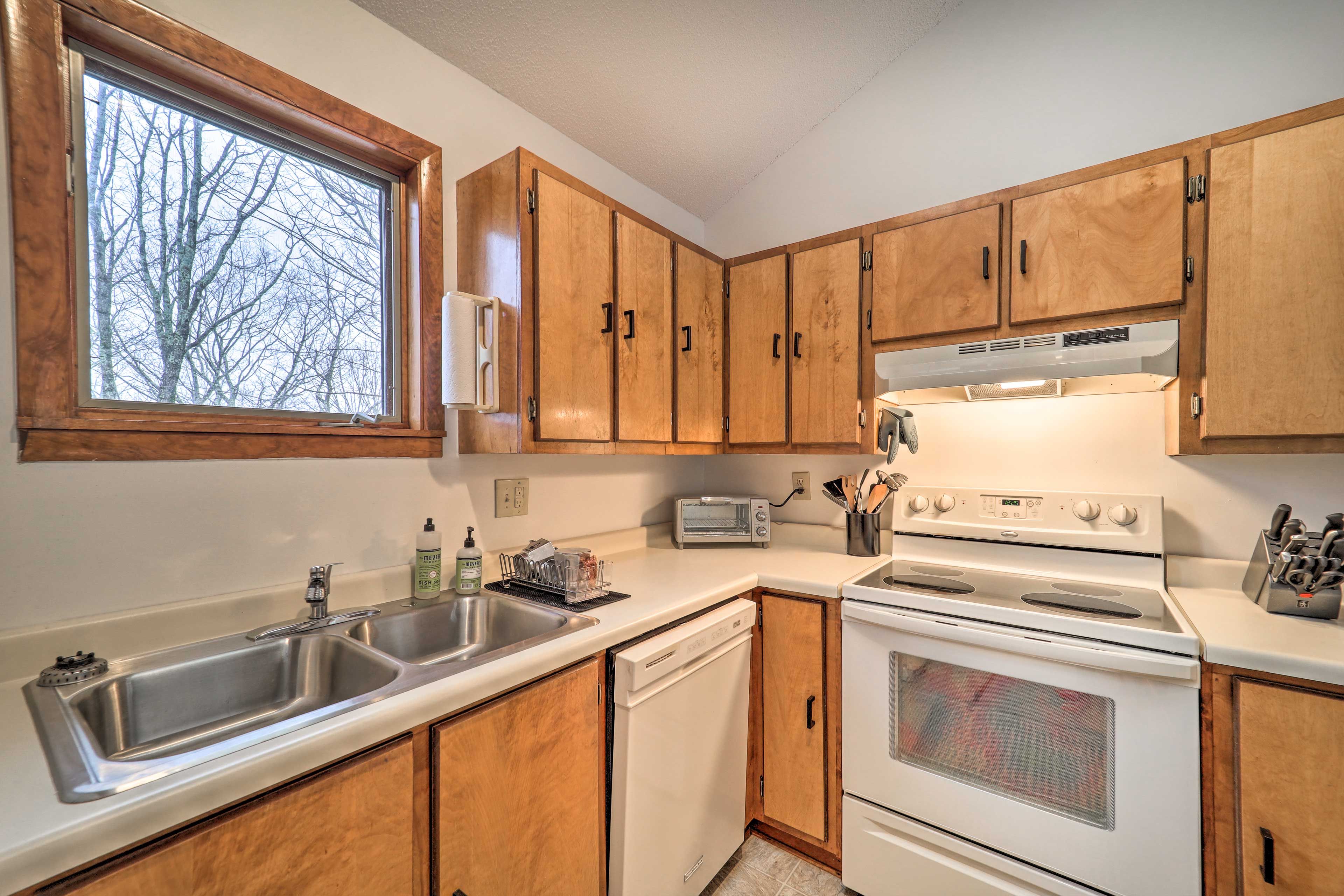 Fully Equipped Kitchen | Dishware & Flatware