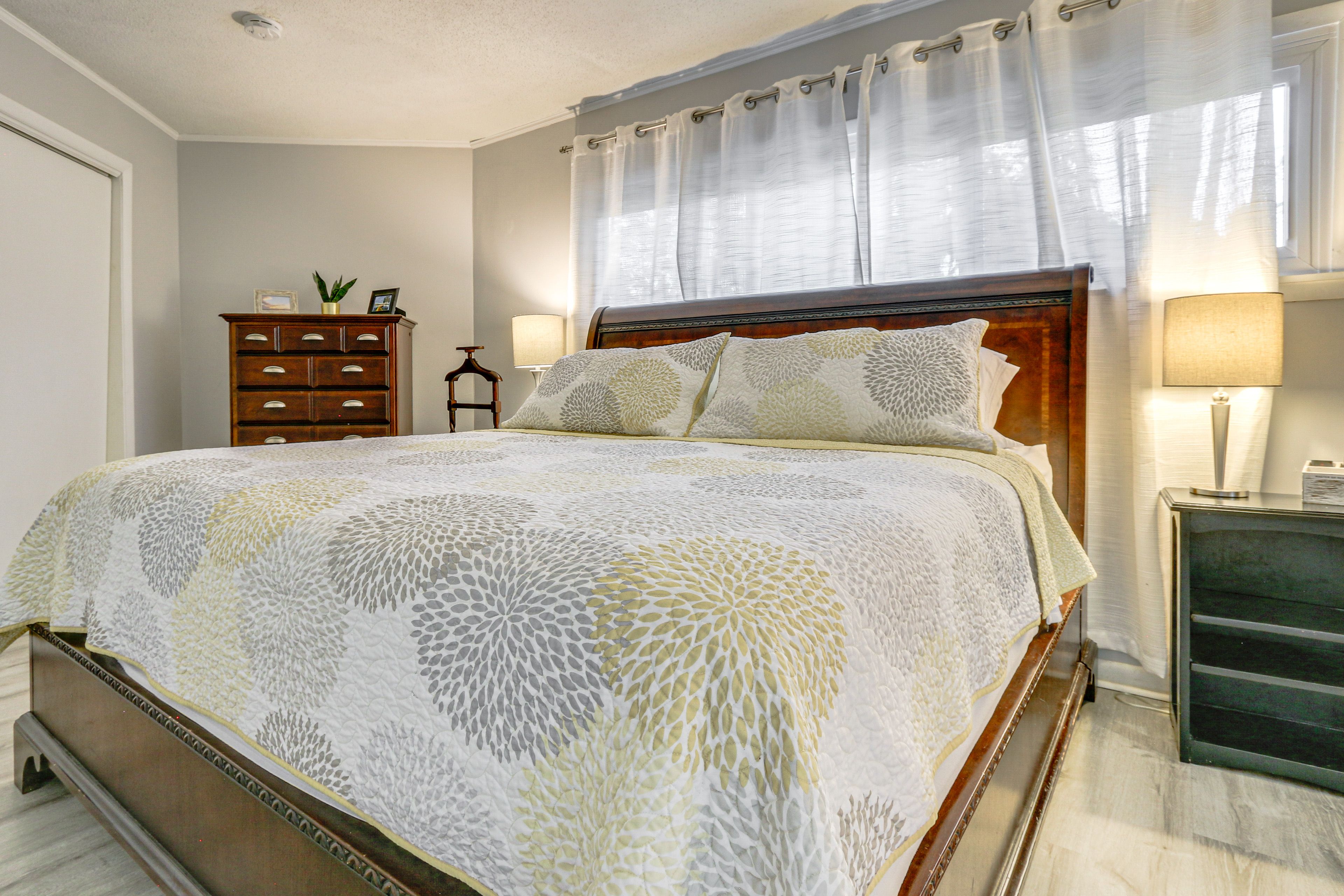 Bedroom 1 | King Bed