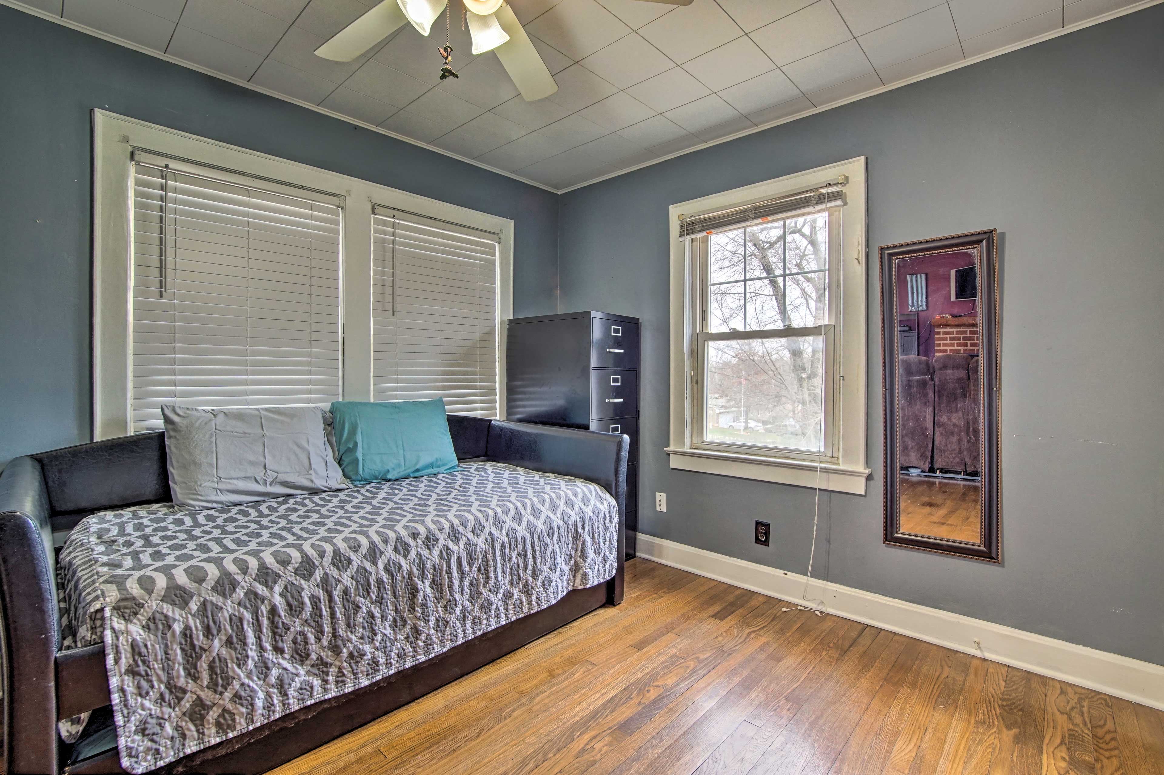 Bedroom 3 | Twin Daybed w/ Twin Trundle