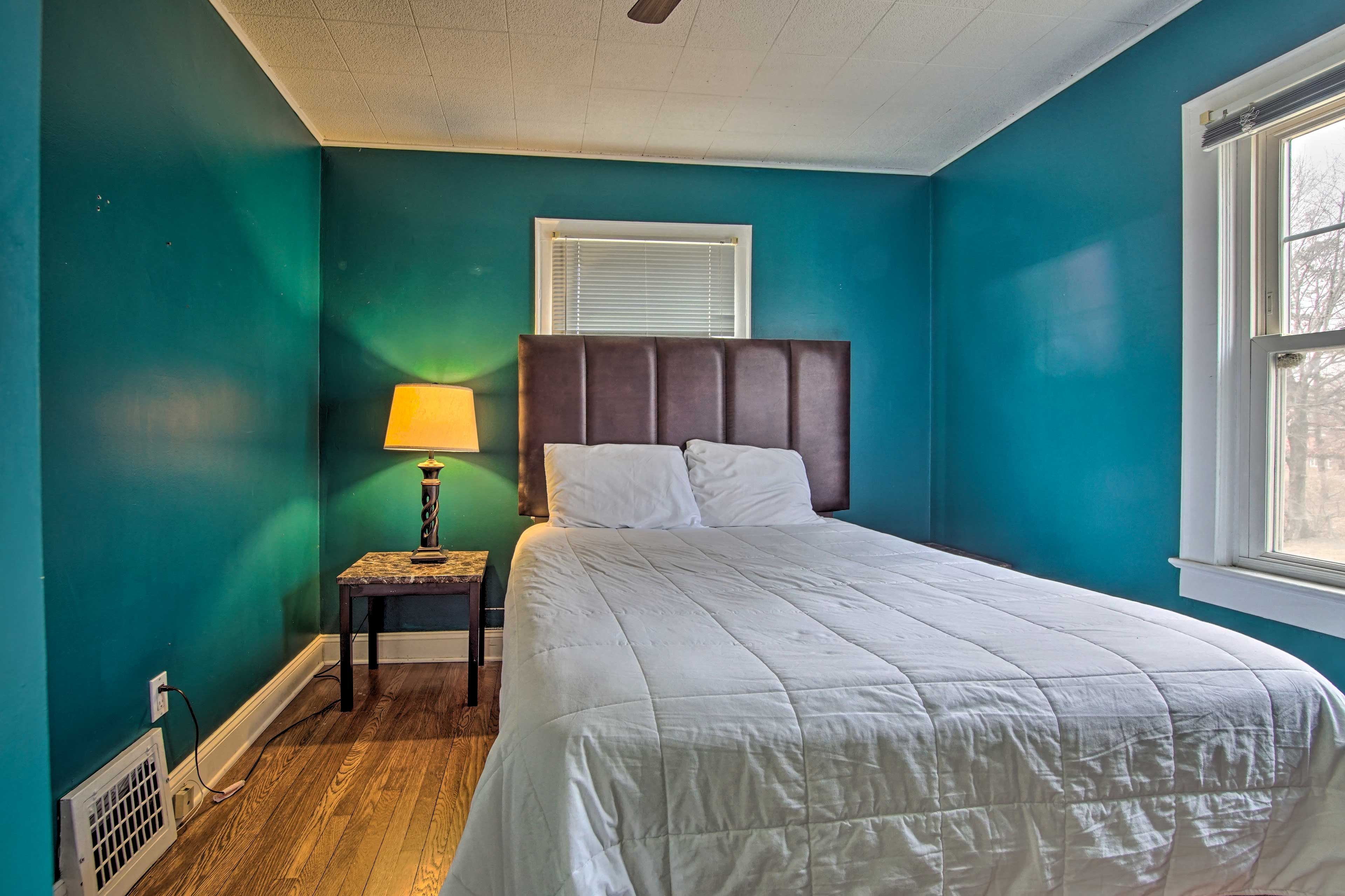 Bedroom 1 | Queen Bed