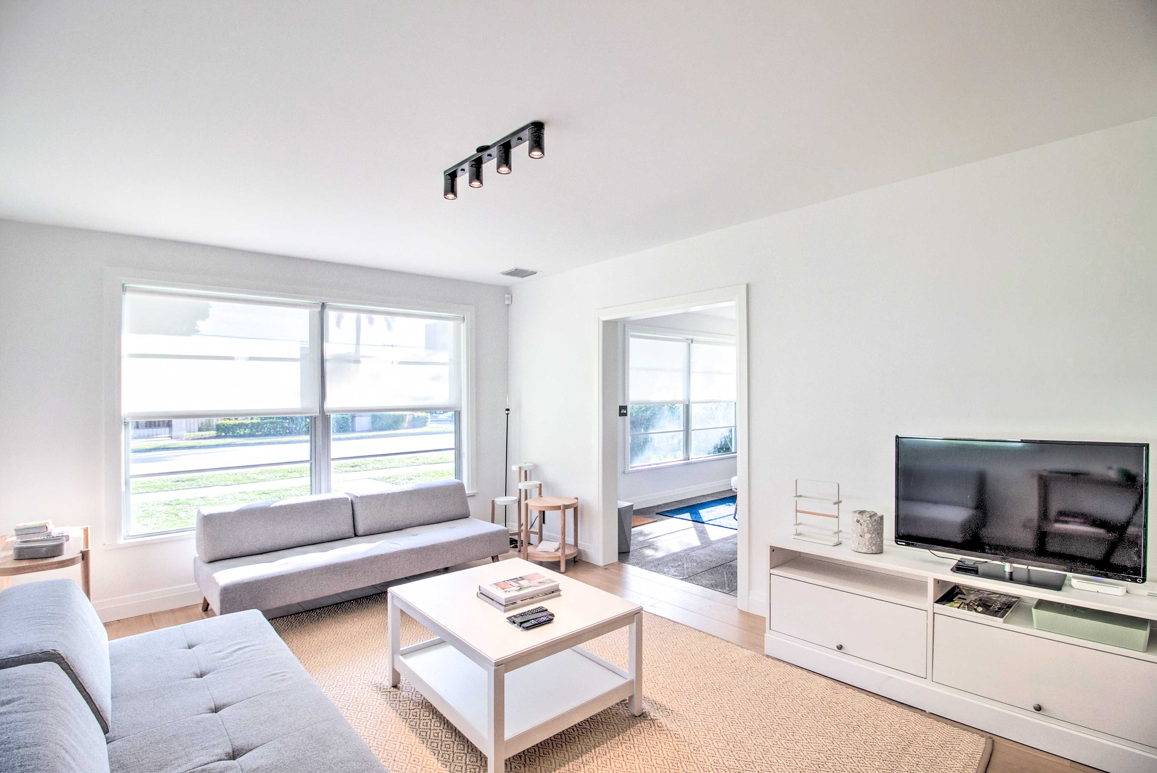 Living Room | Smart TV w/ Cable | Free WiFi