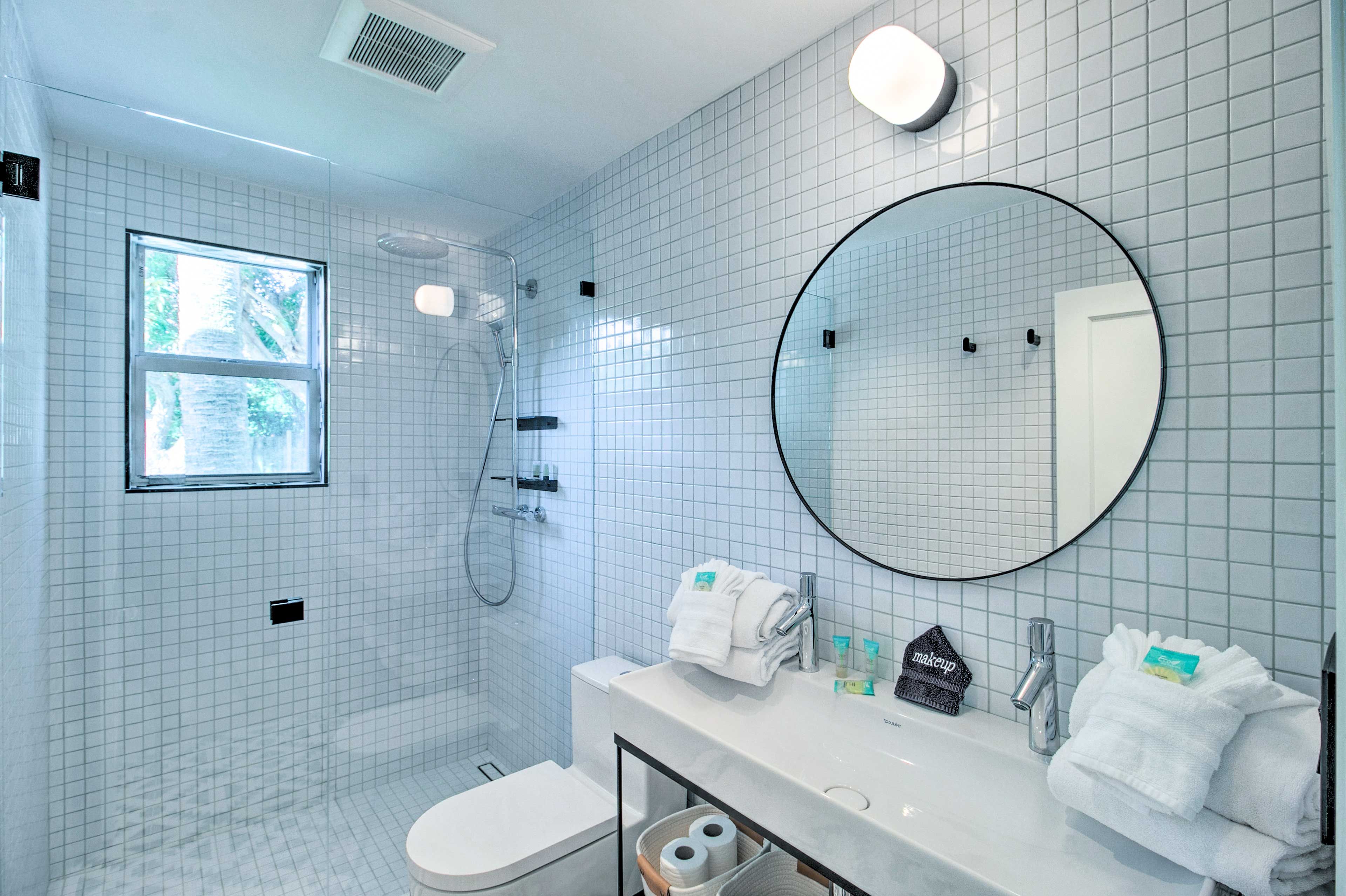Full Bathroom | Towels Provided | Complimentary Toiletries