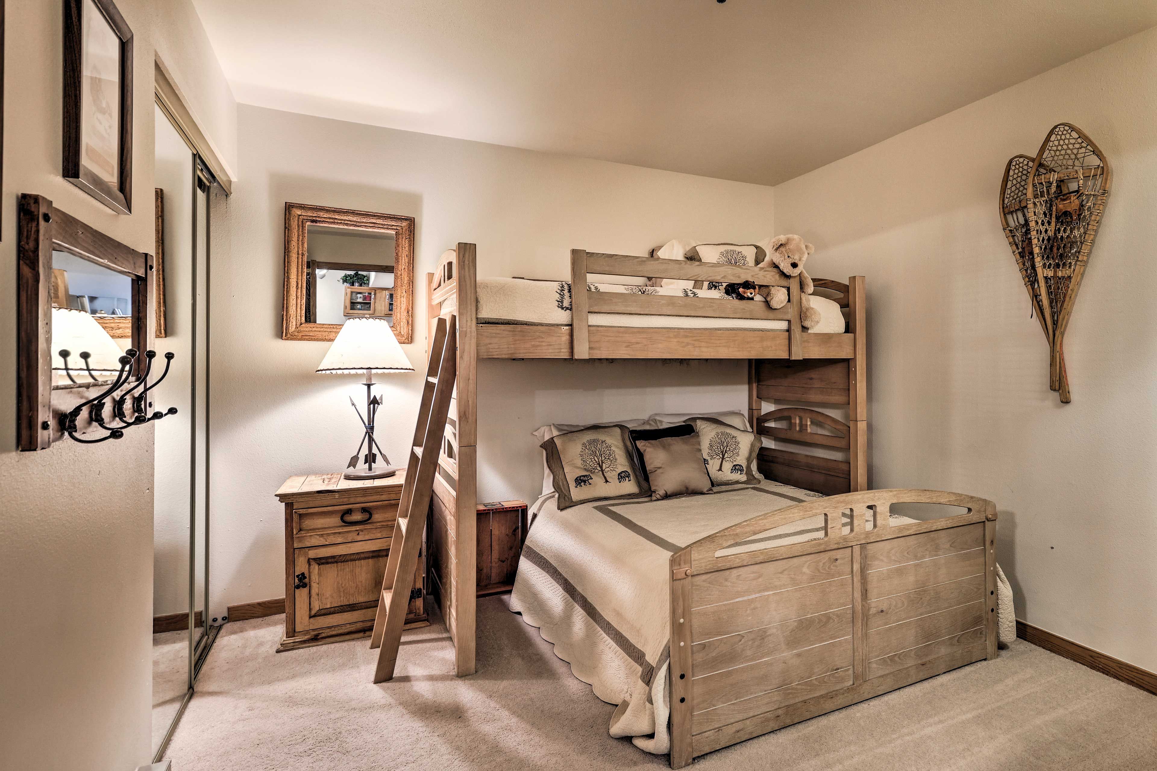 Bedroom 2 | Twin/Full Bunk Bed