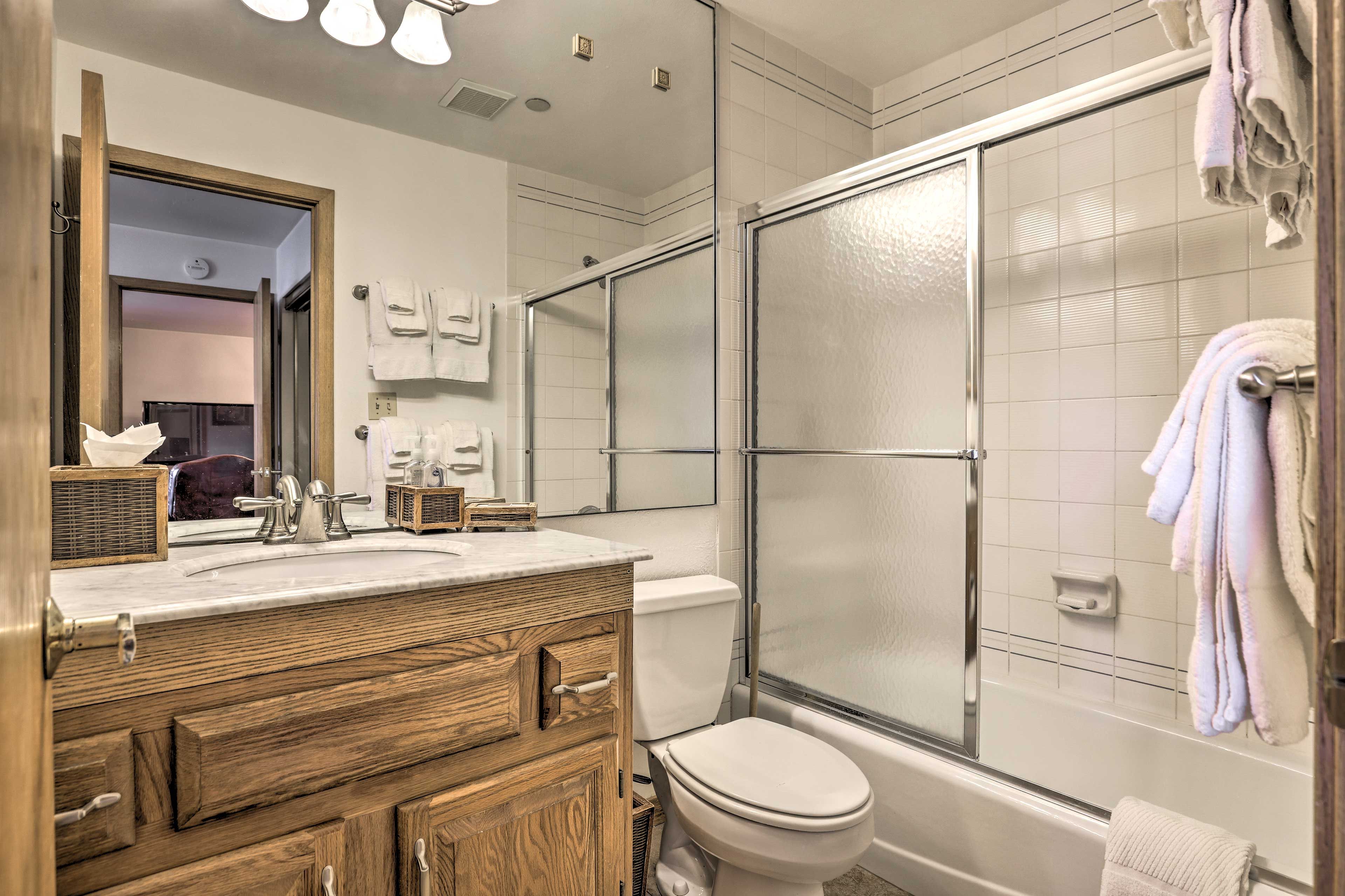 Full Bathroom | Towels Provided