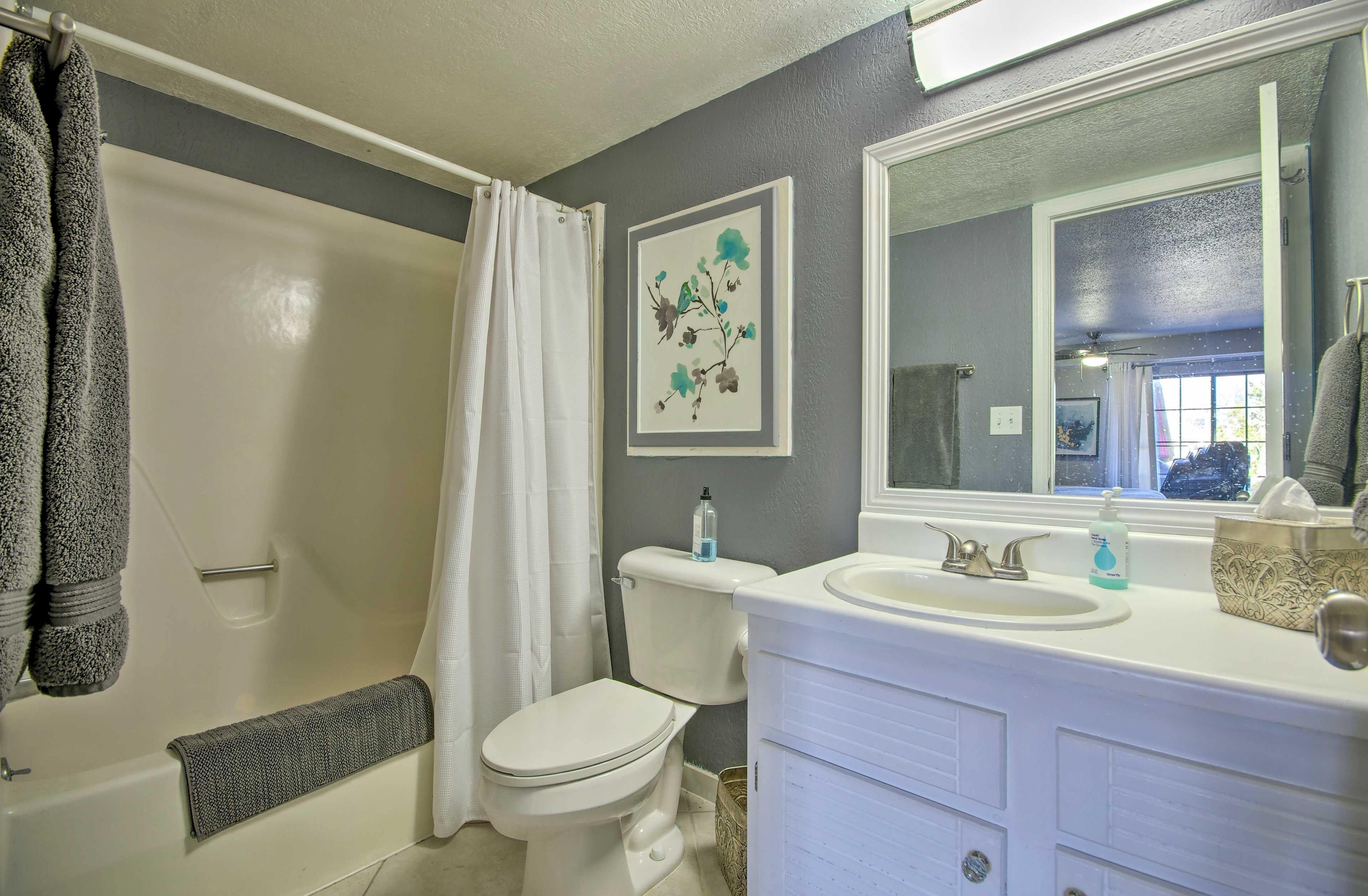 En-Suite Bathroom | Towels Provided | Main Floor