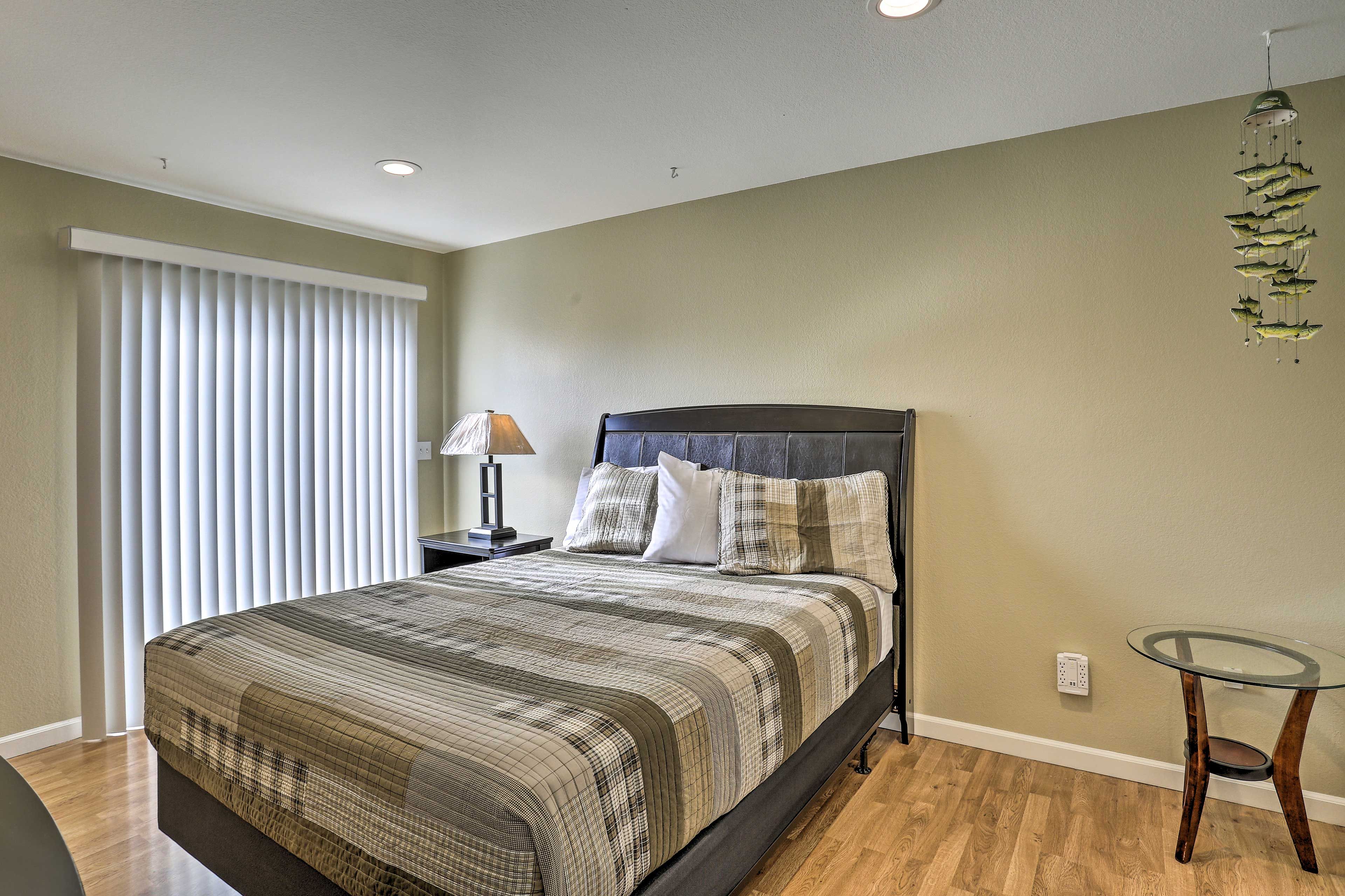 Bedroom 1 | Queen Bed | En-Suite Bathroom