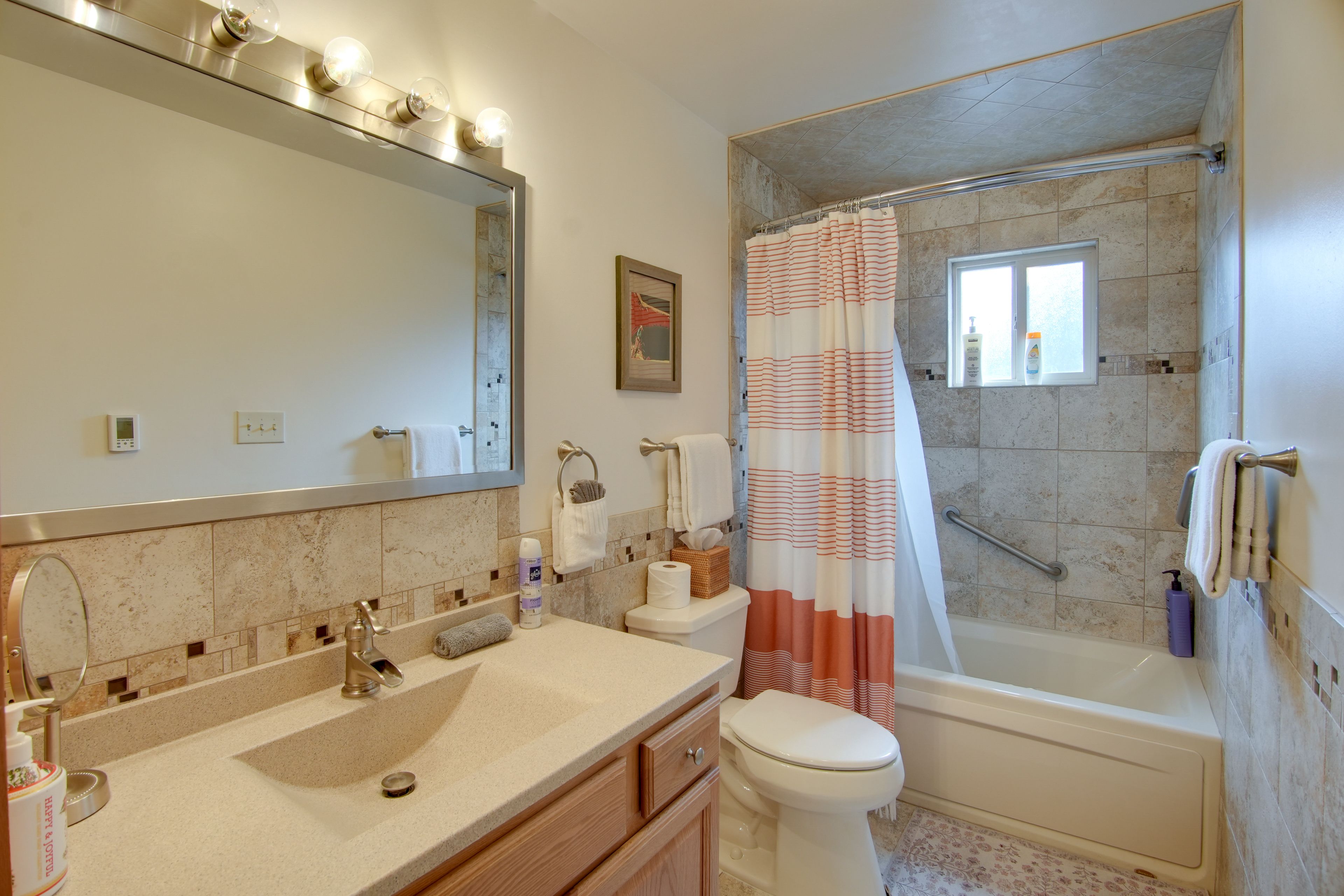 Full Bathroom | Complimentary Toiletries