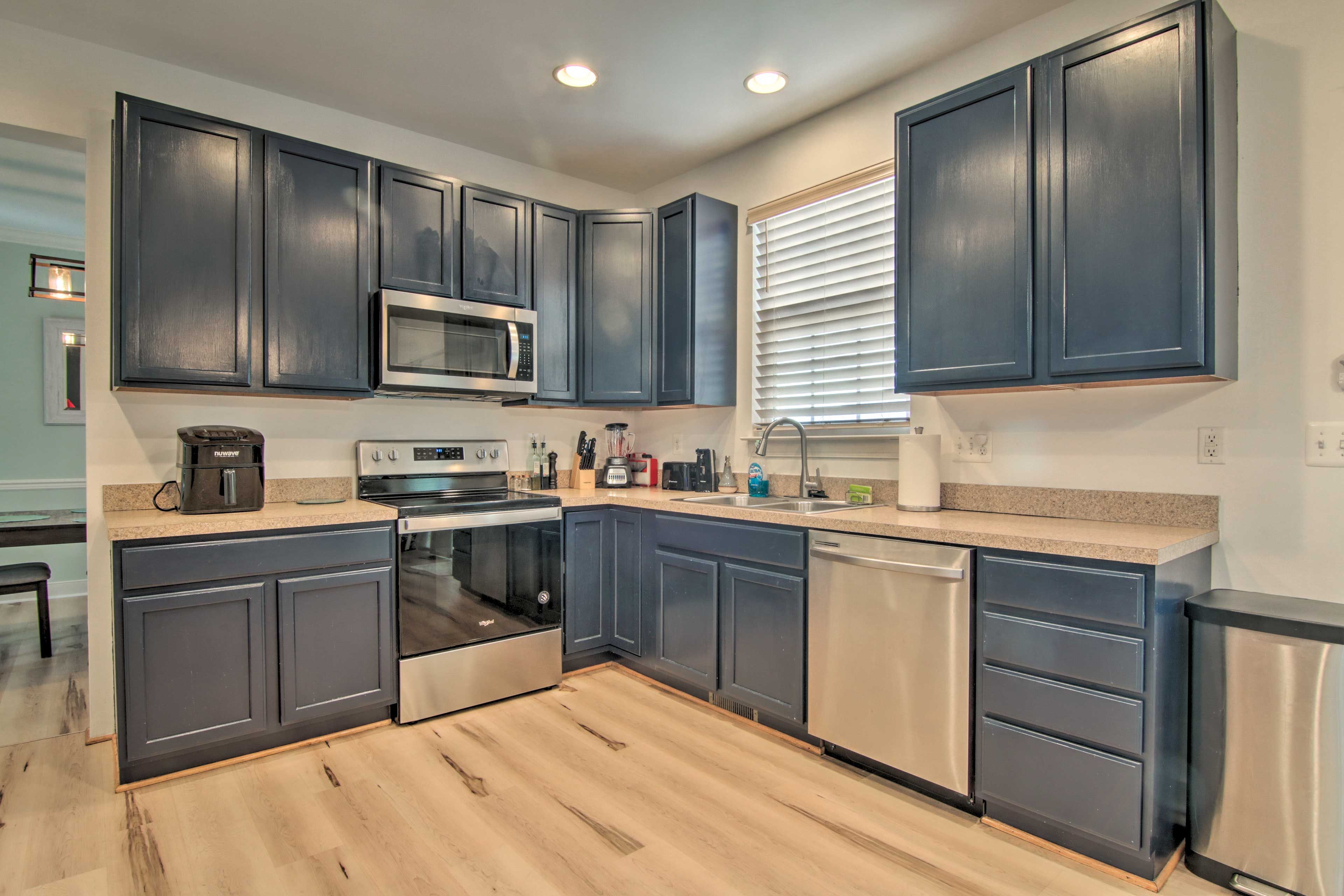 Fully Equipped Kitchen | Trash Bags & Paper Towels