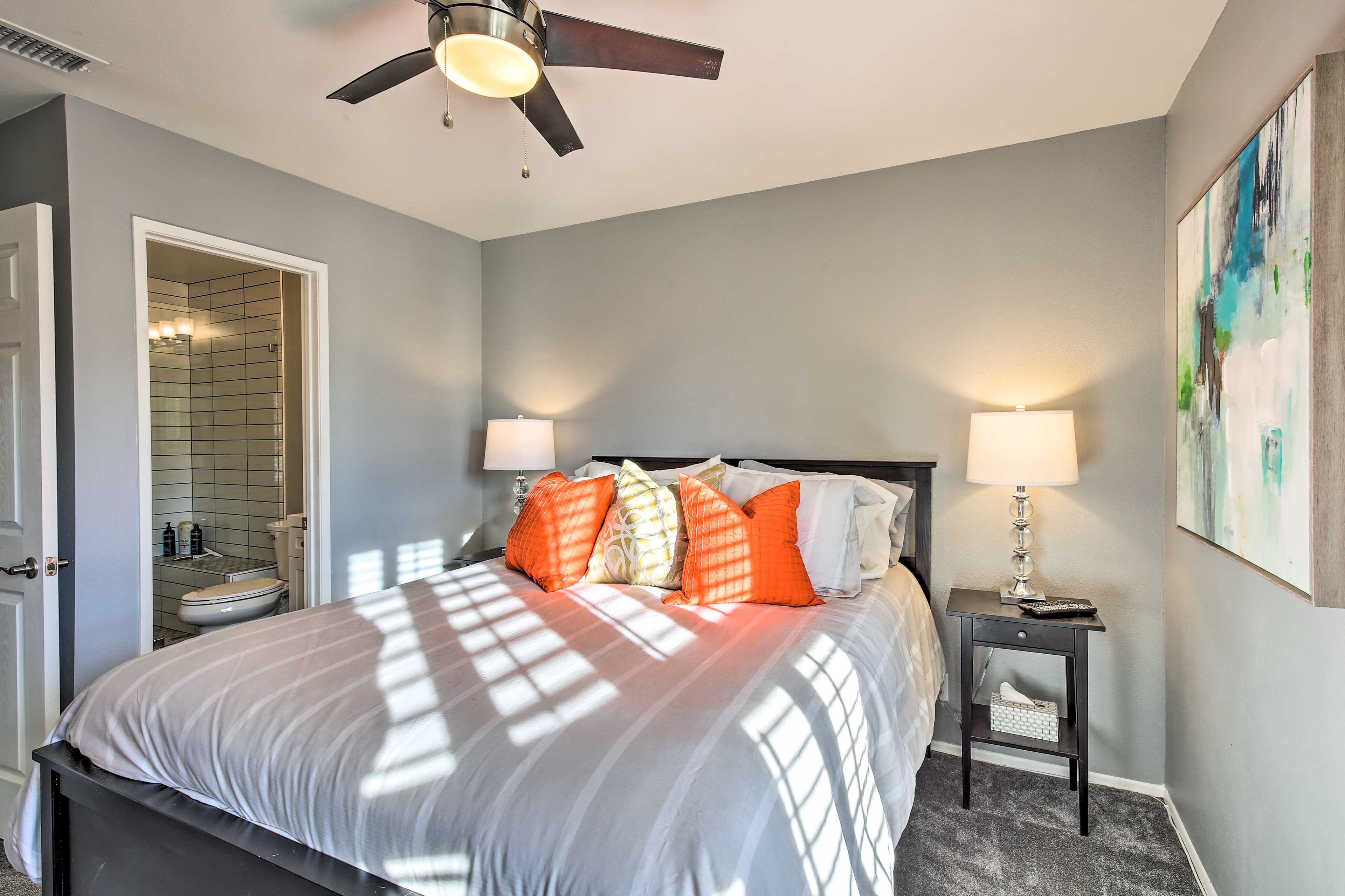Bedroom | Smart TV w/ Cable