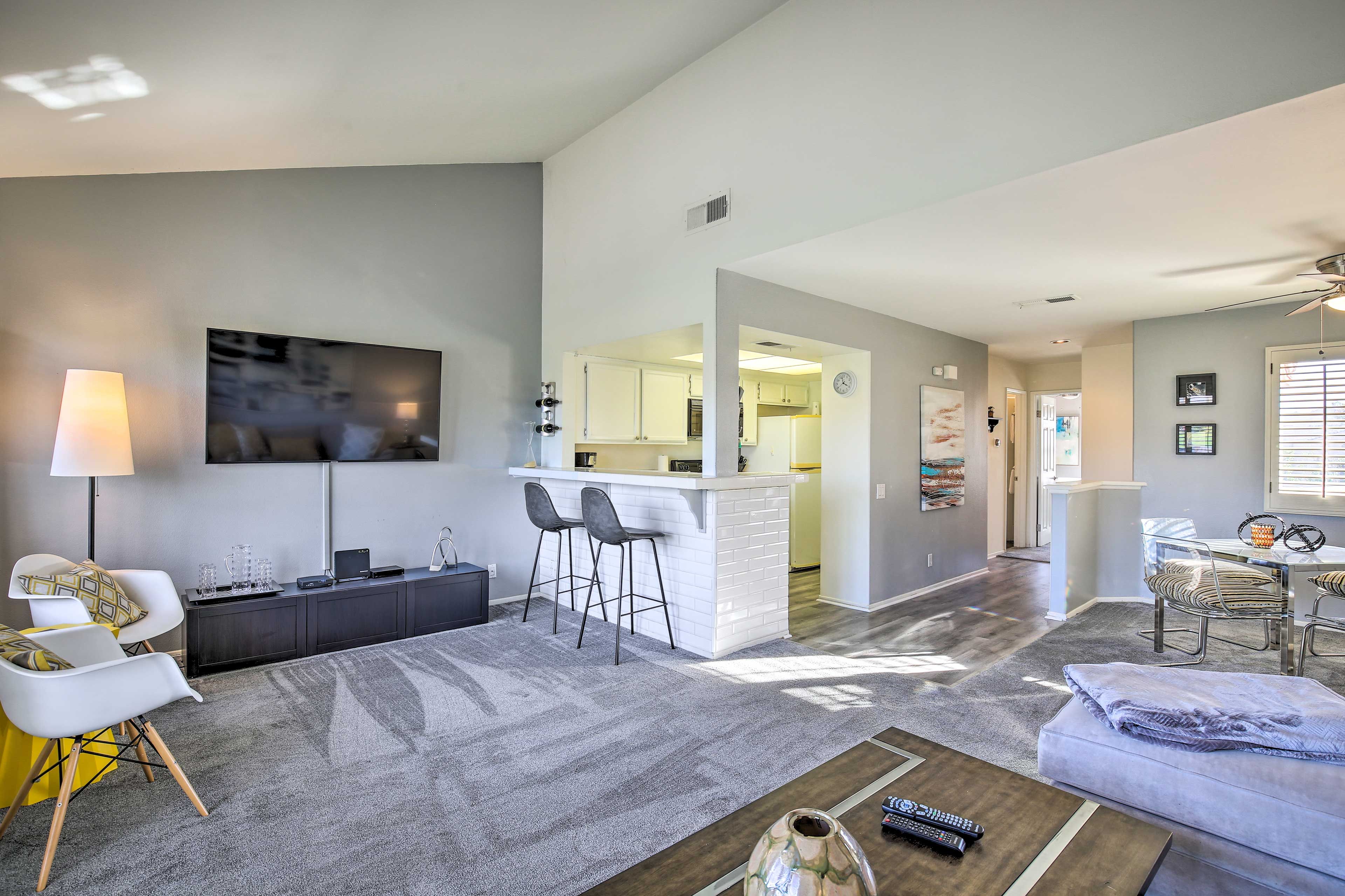 Living Room | Smart TV w/ Cable