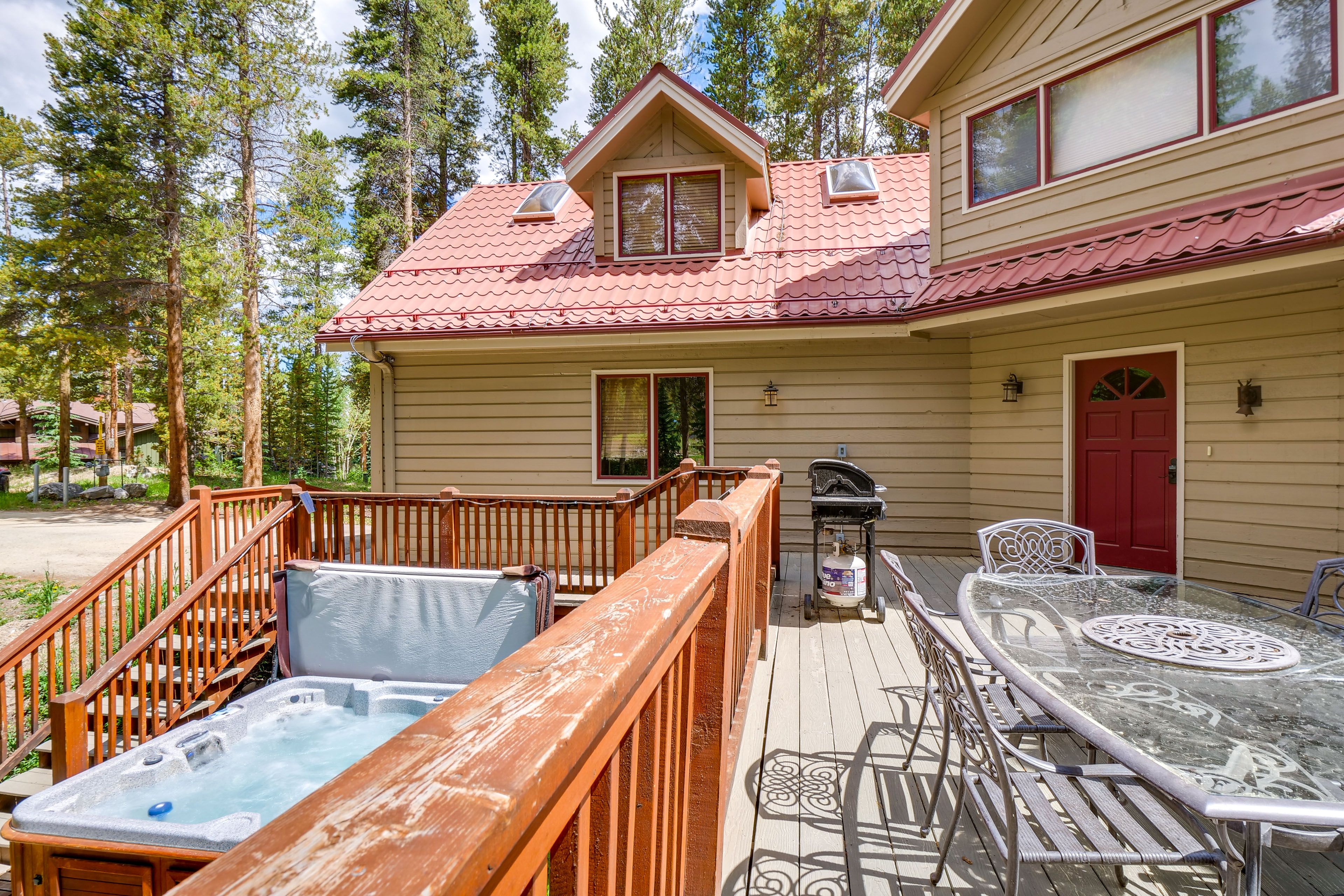 Deck | Gas Grill | Outdoor Dining