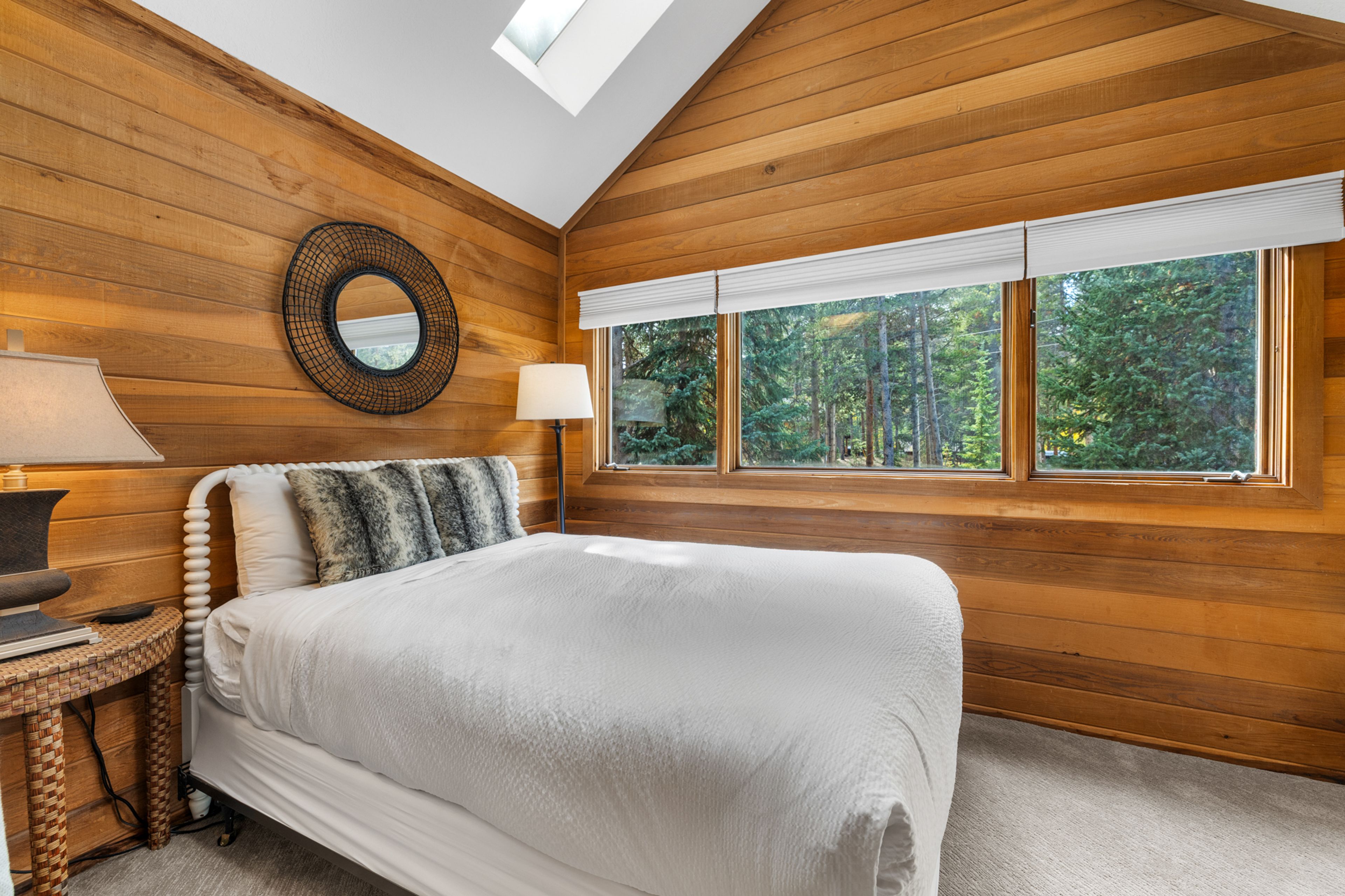 Bedroom 5 | Queen Bed