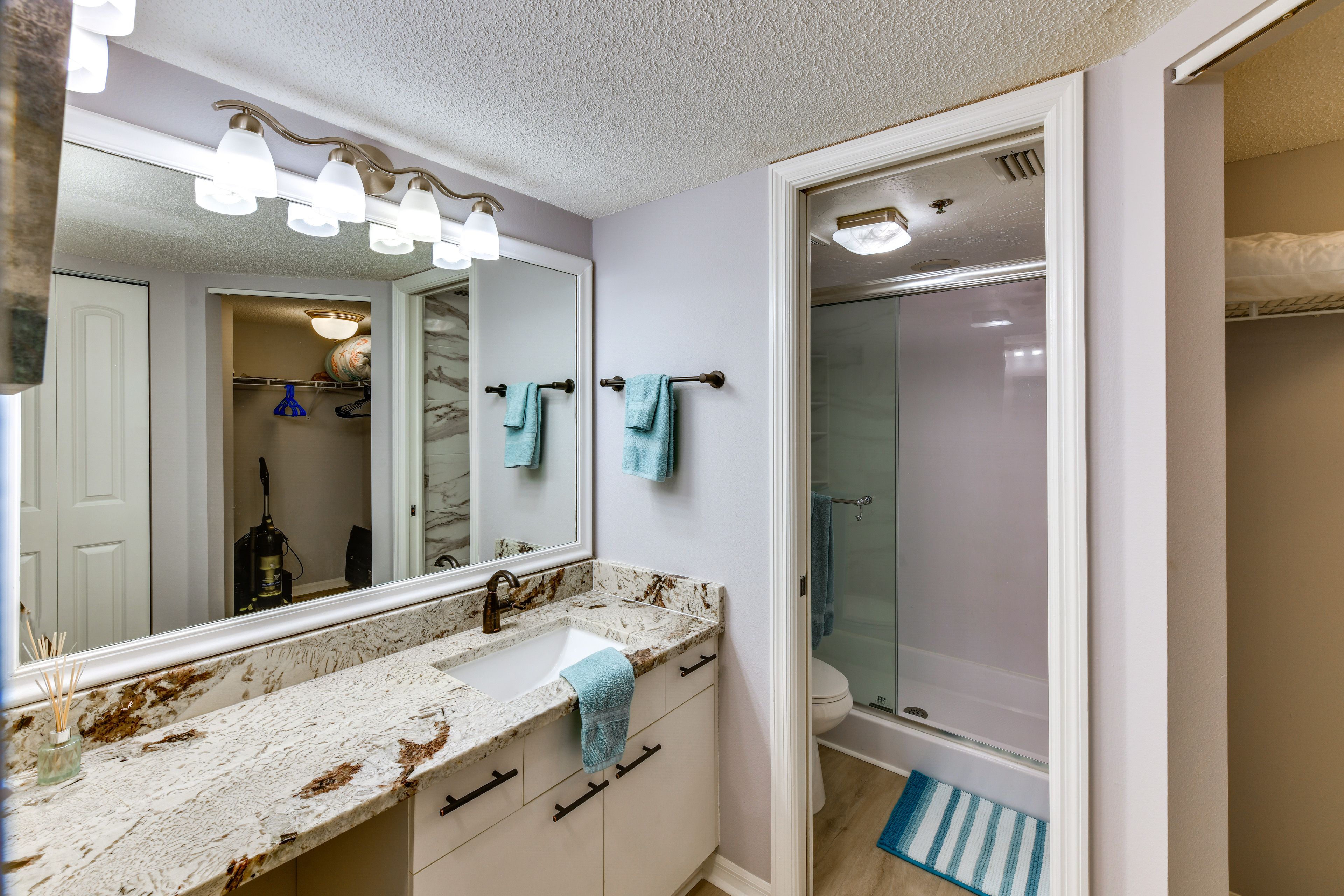Full Bathroom 1 | Towels Provided
