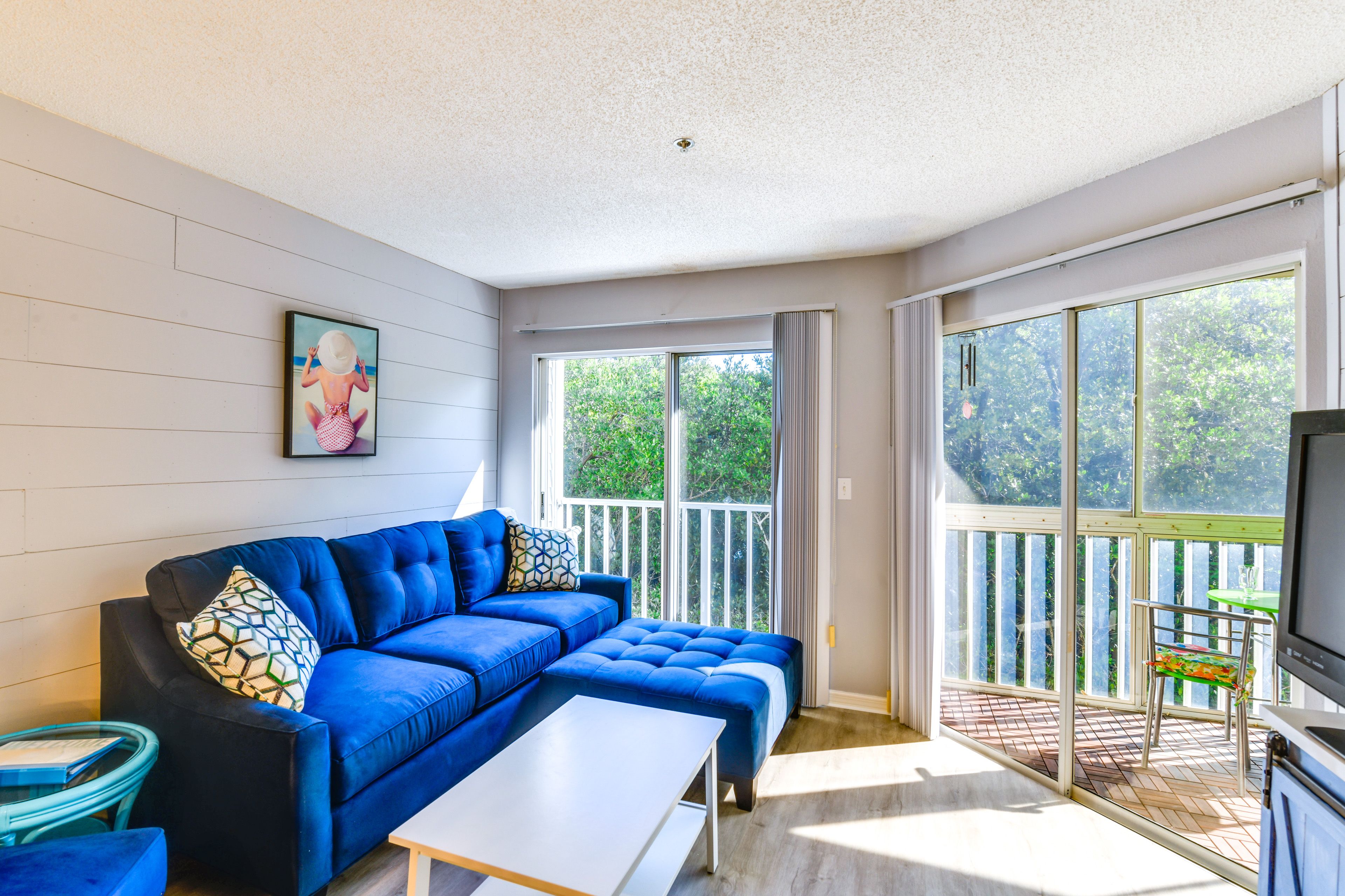 Living Room | Central A/C | Sleeper Sofa | Cable TV