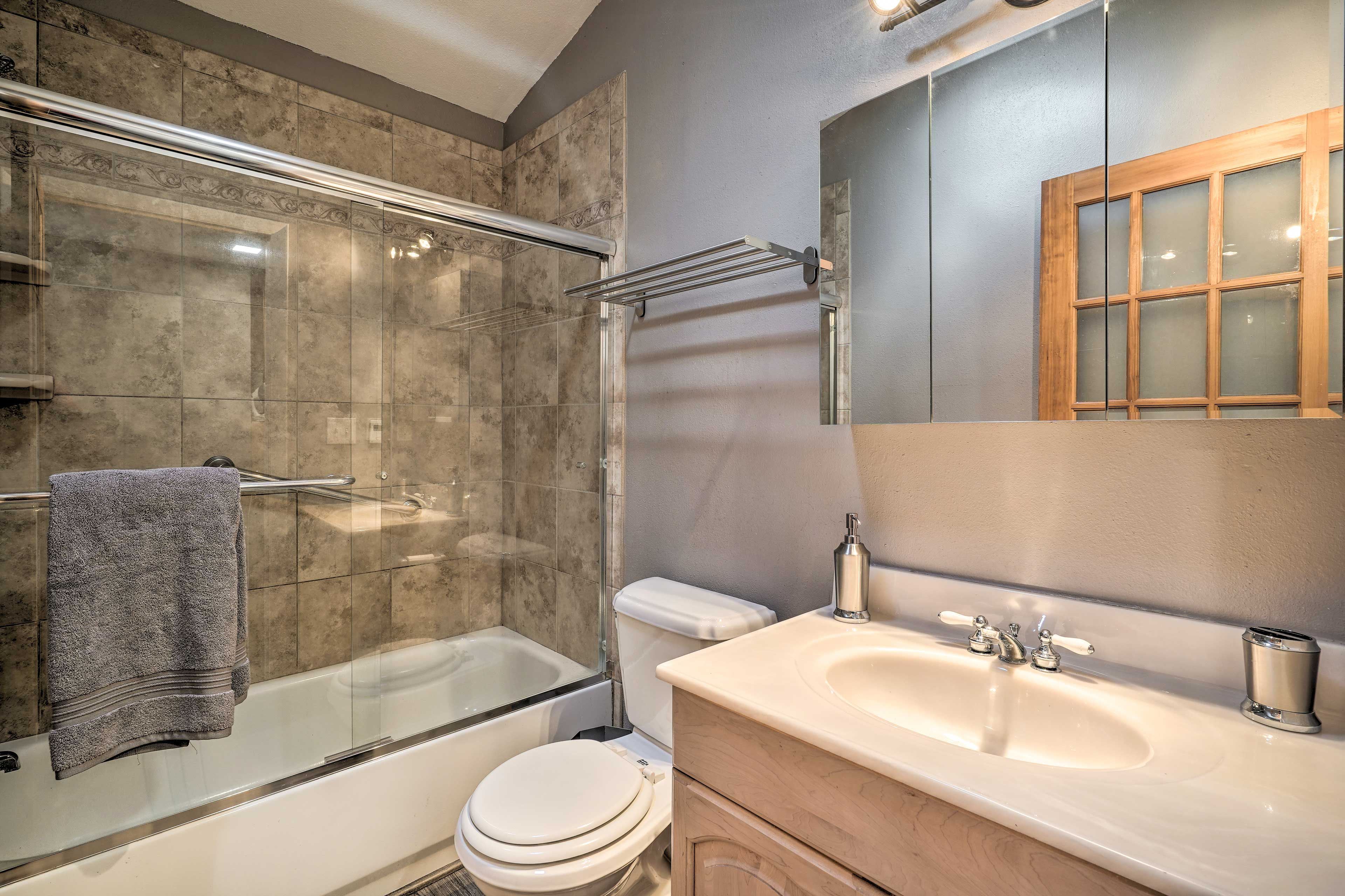 Full Bathroom | Towels Provided