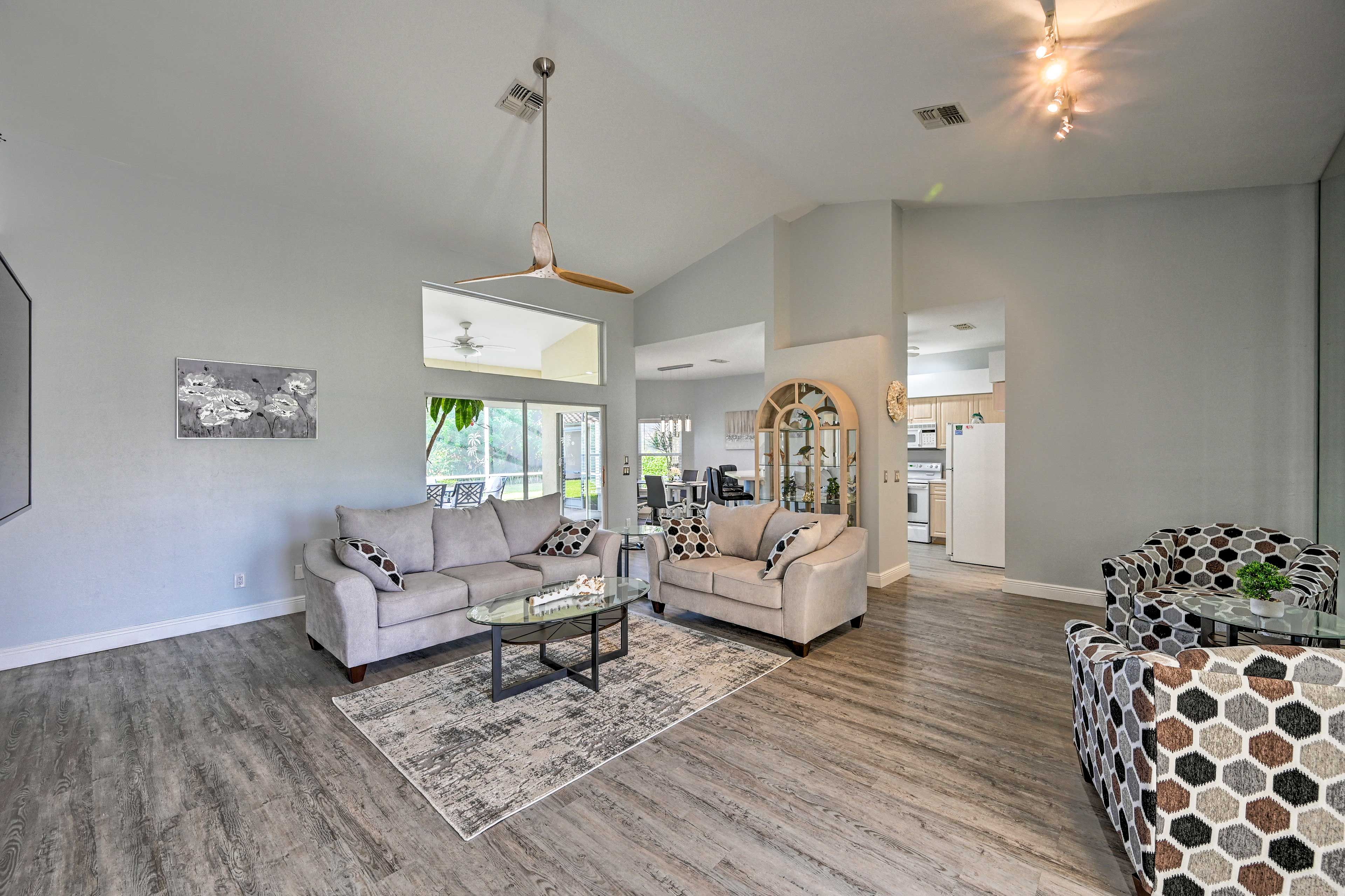 Living Room | Central Air Conditioning | Pet Friendly