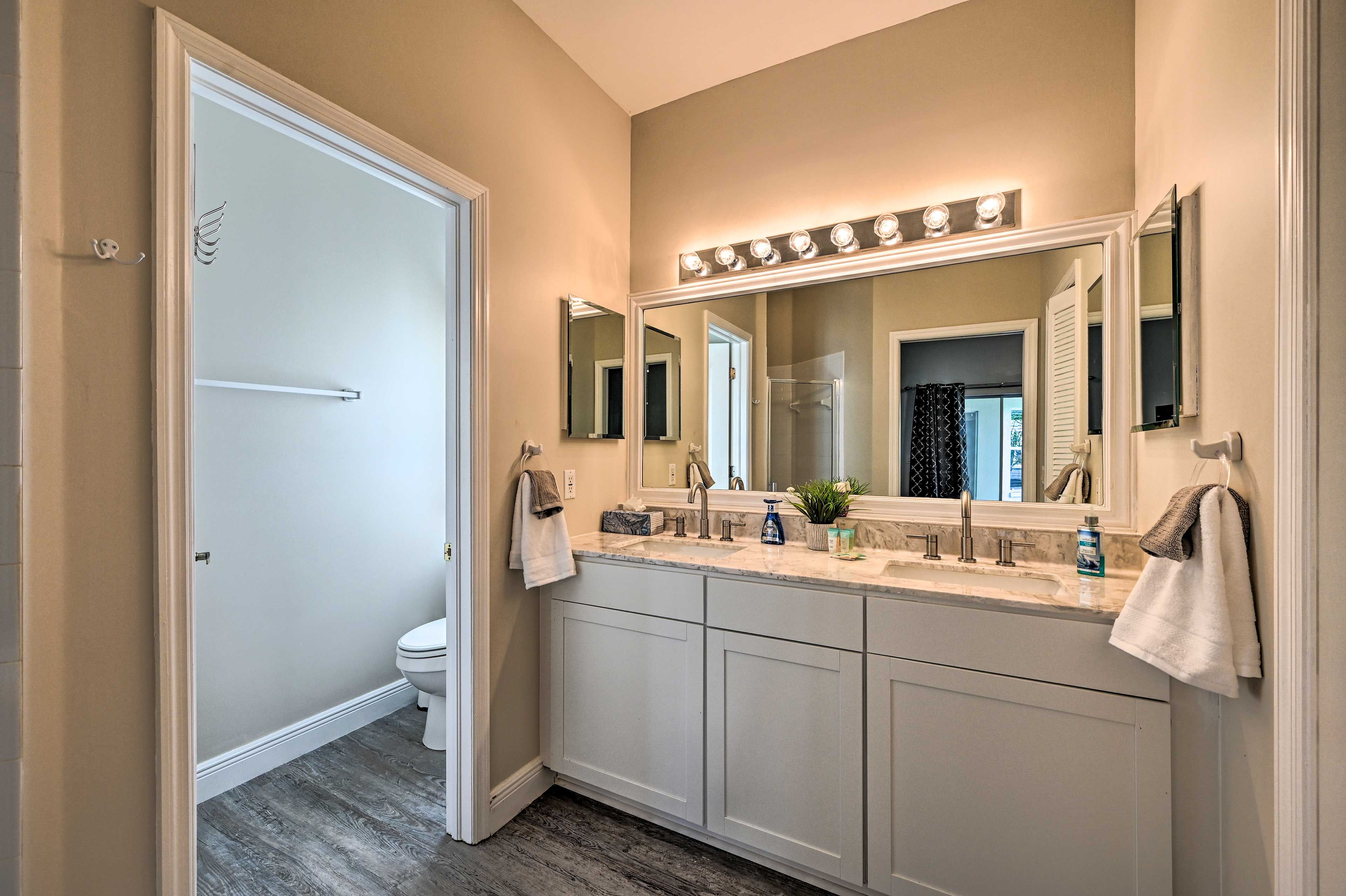 Full Bathroom | Towels Provided