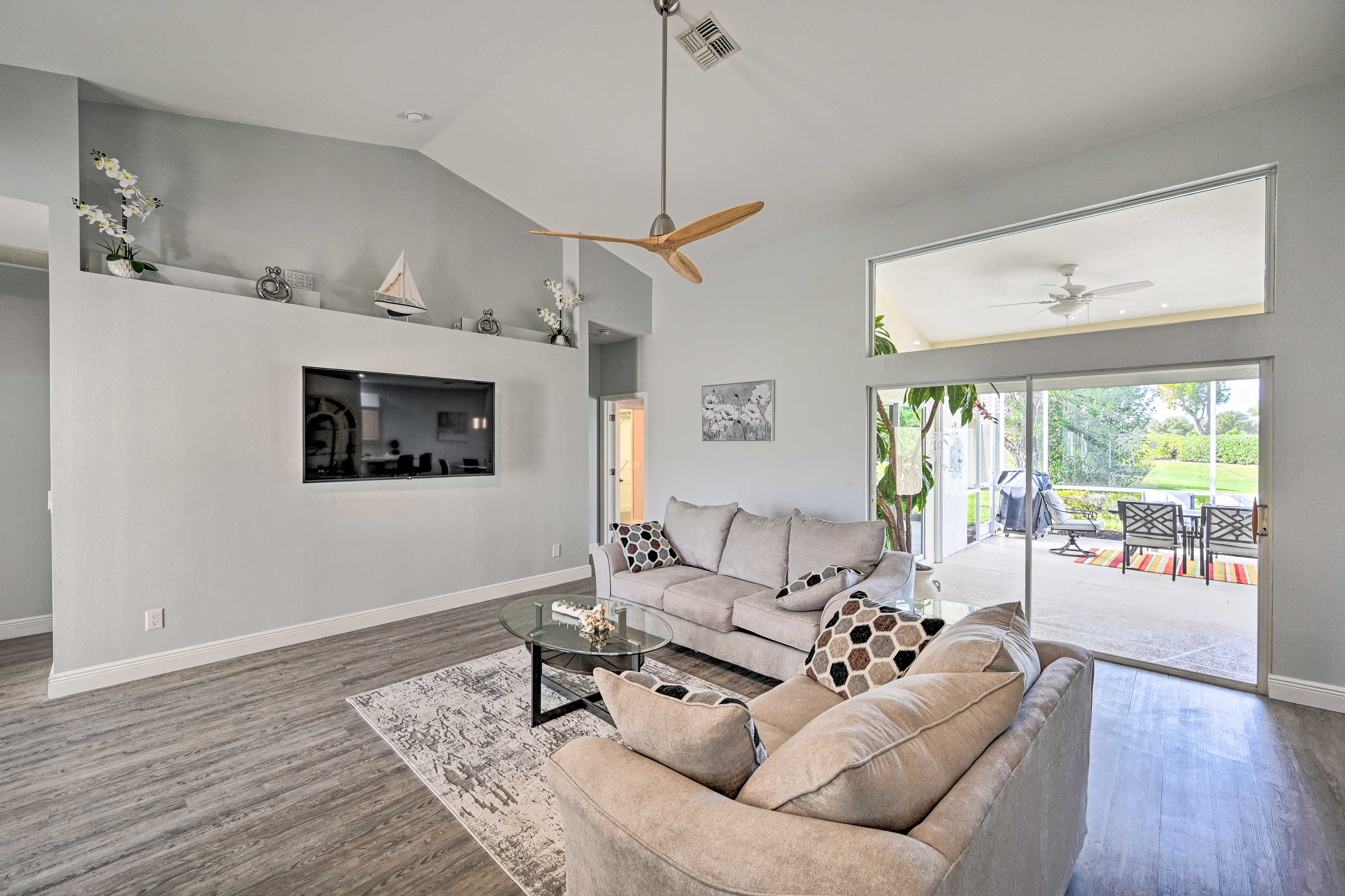Living Room | Smart TV w/ Cable