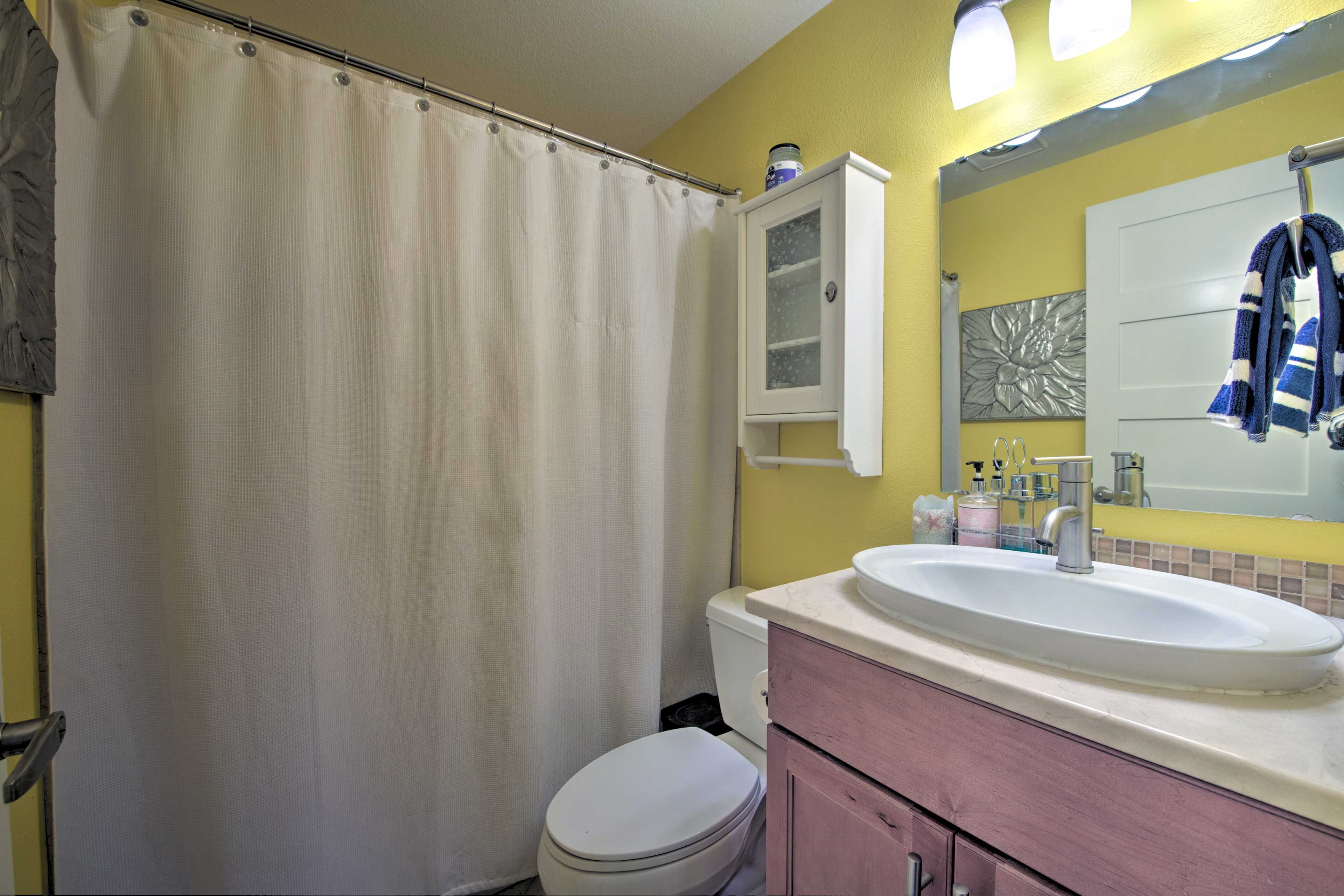 Full Bathroom | Towels Provided