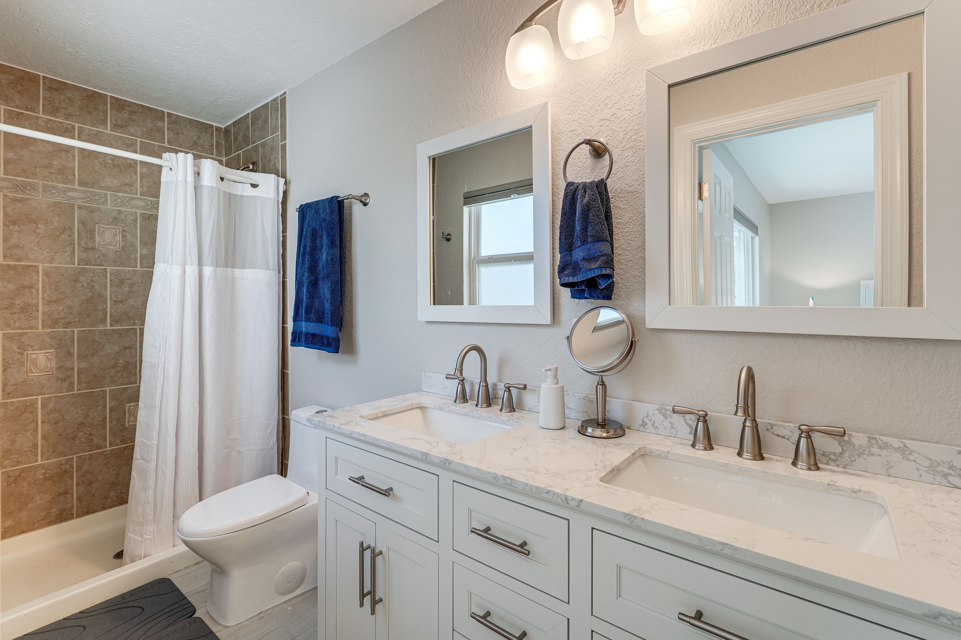 Full Bathroom | Complimentary Toiletries