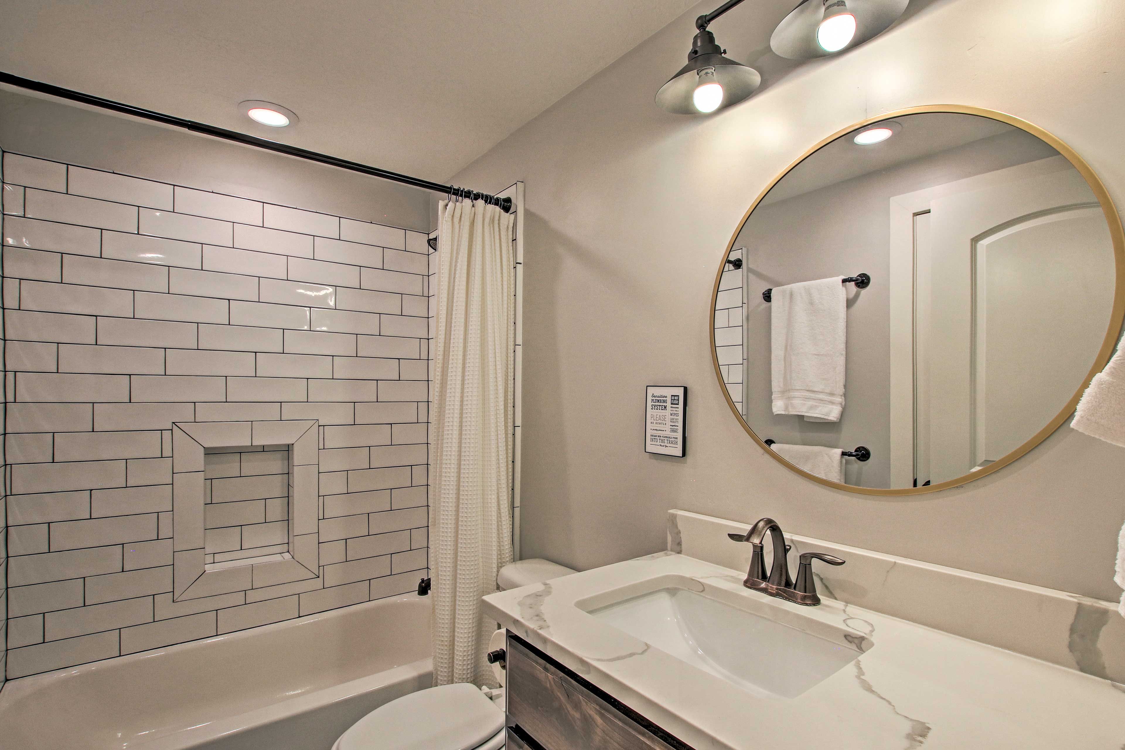 Full Bathroom | Towels Provided