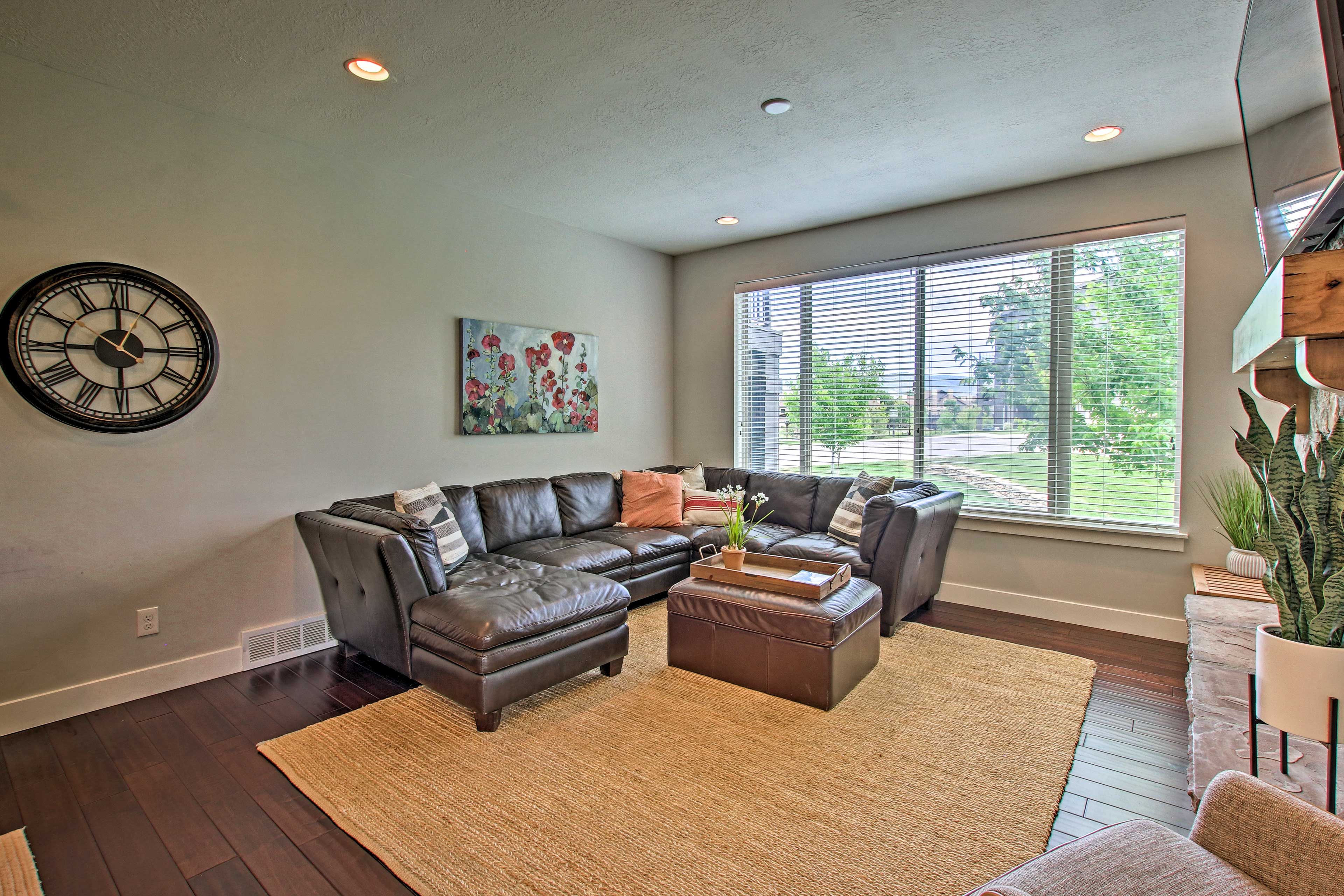 Main Living Area | Free WiFi