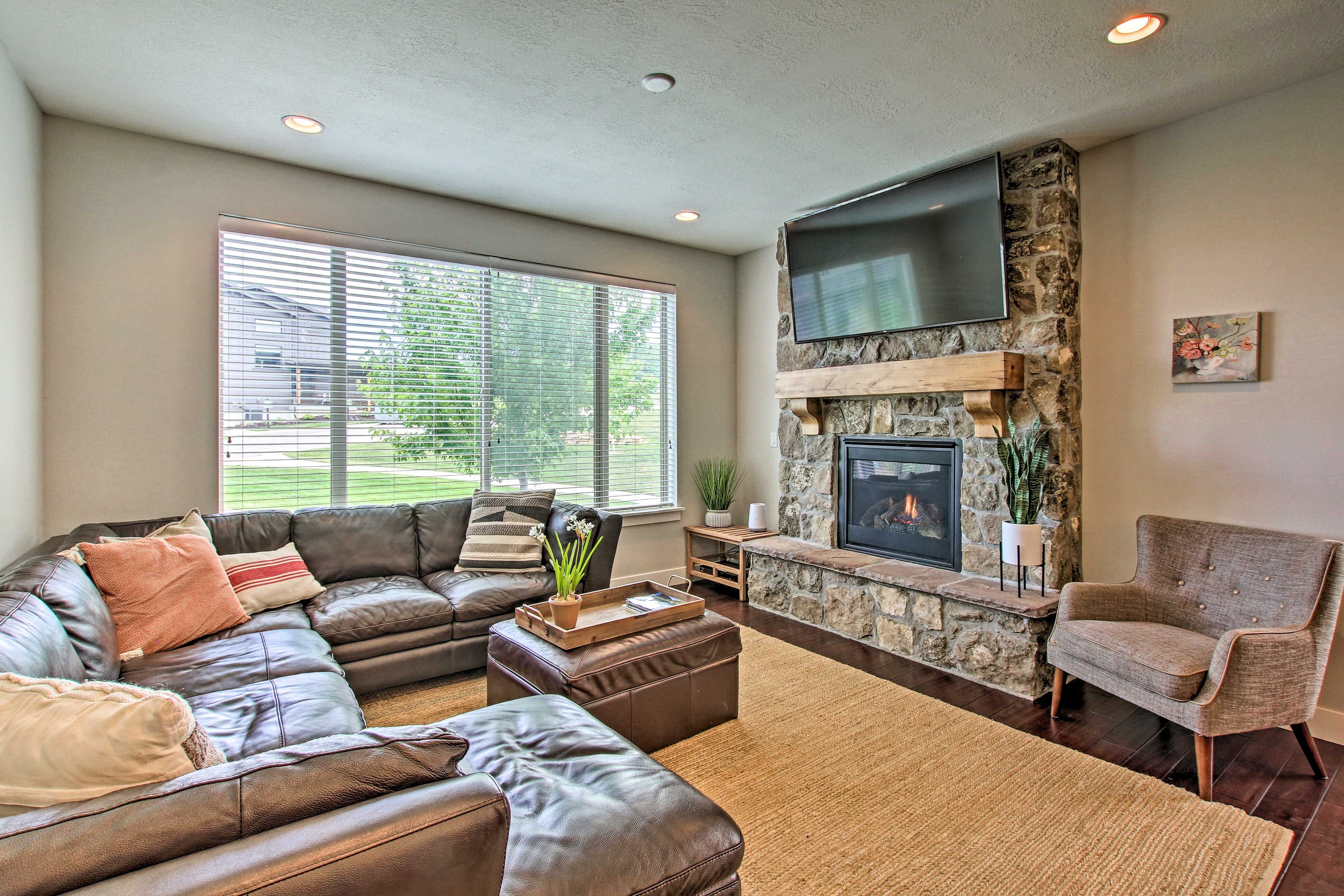 Main Living Area | Gas Fireplace | Smart TV