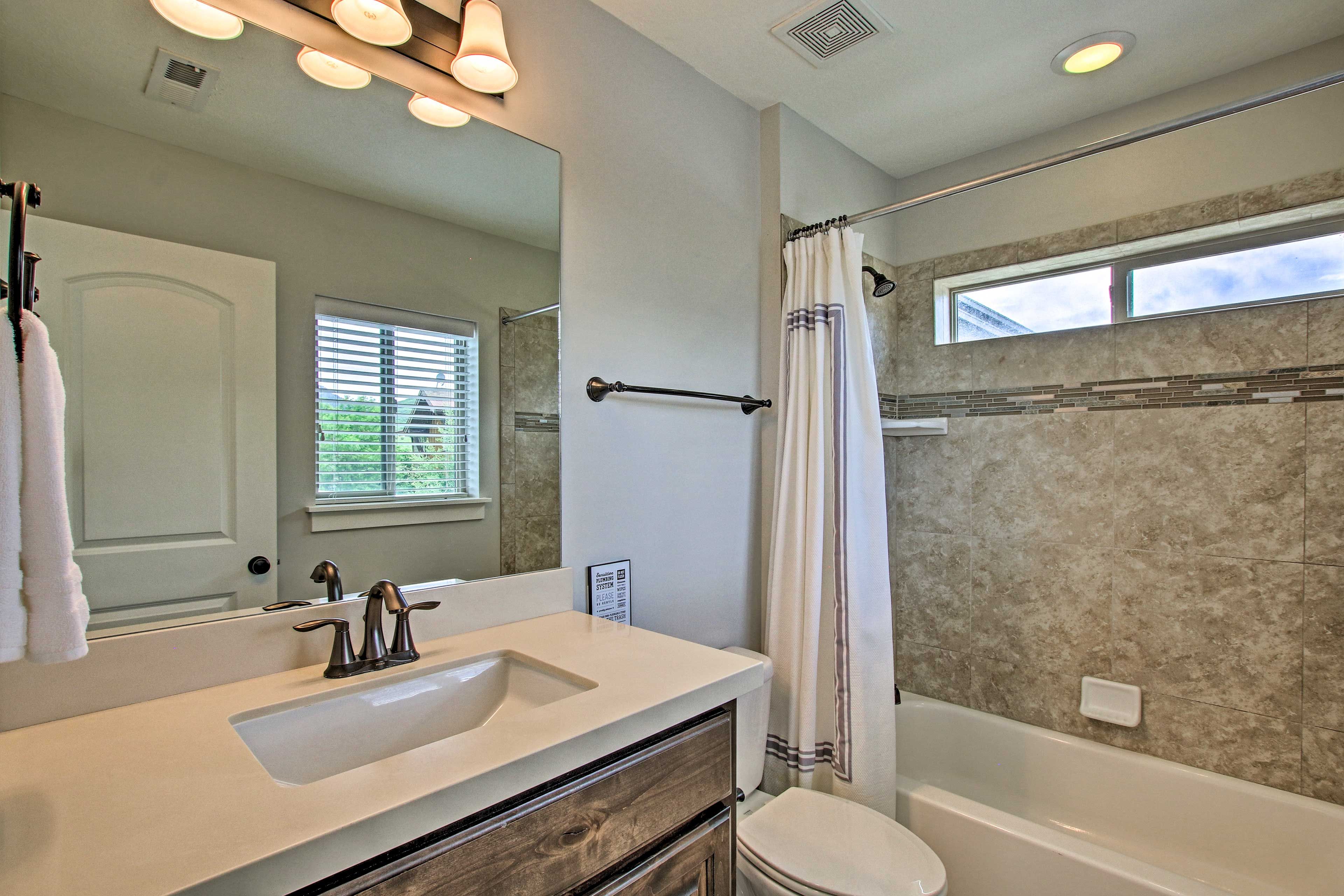 Full En-Suite Bathroom | Towels Provided