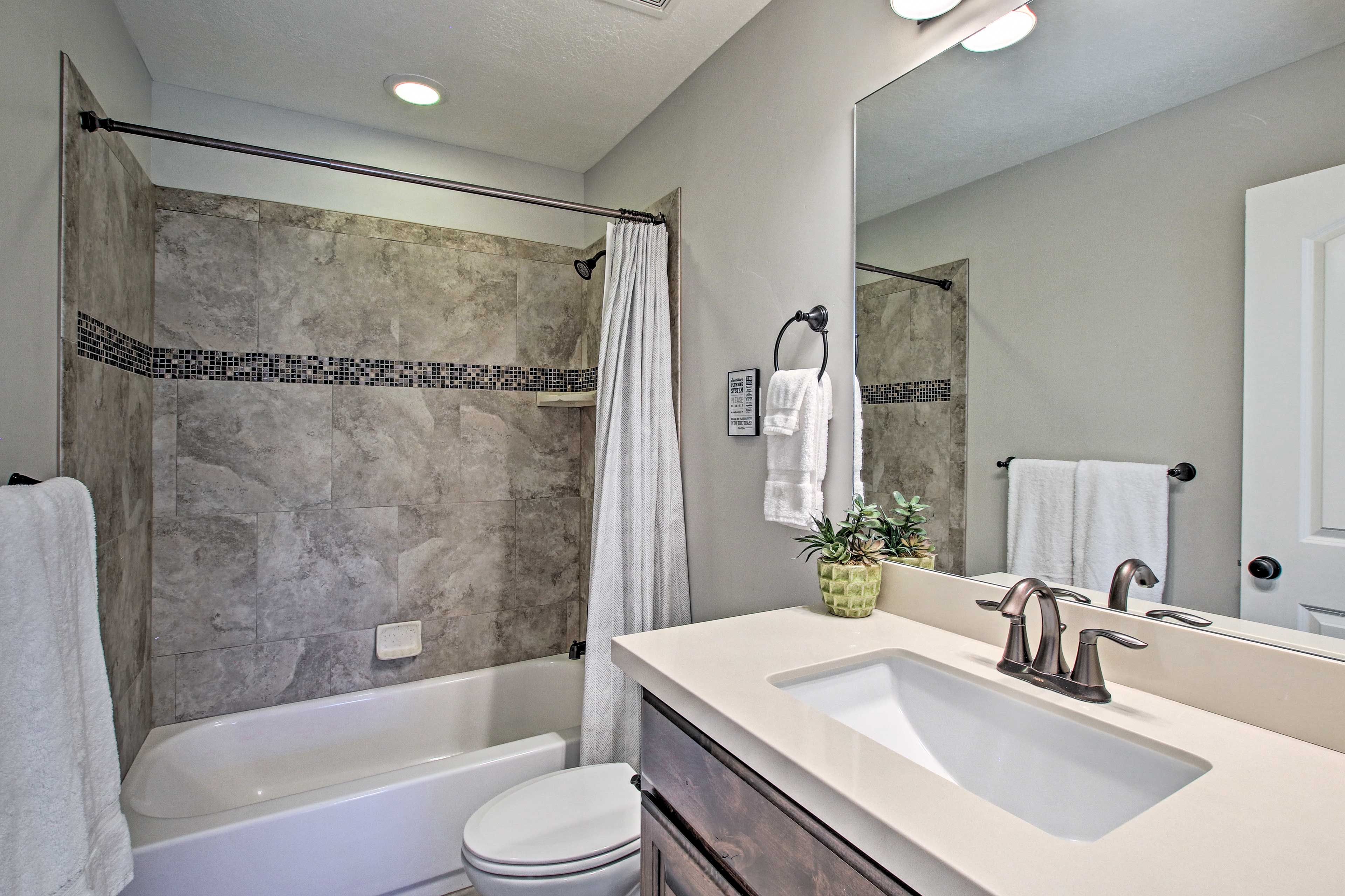 Full Bathroom | Towels Provided