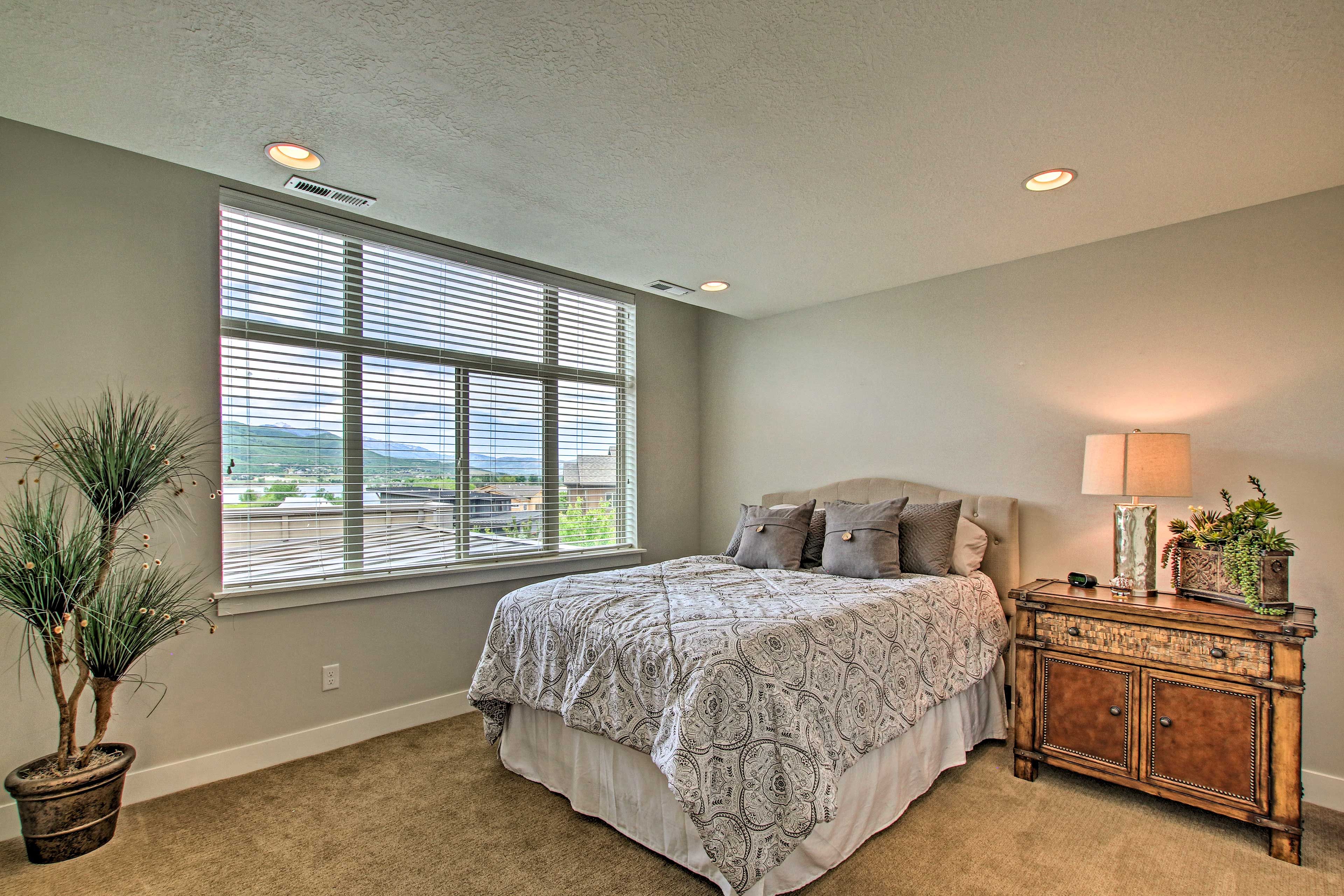 Bedroom 2 | Queen Bed