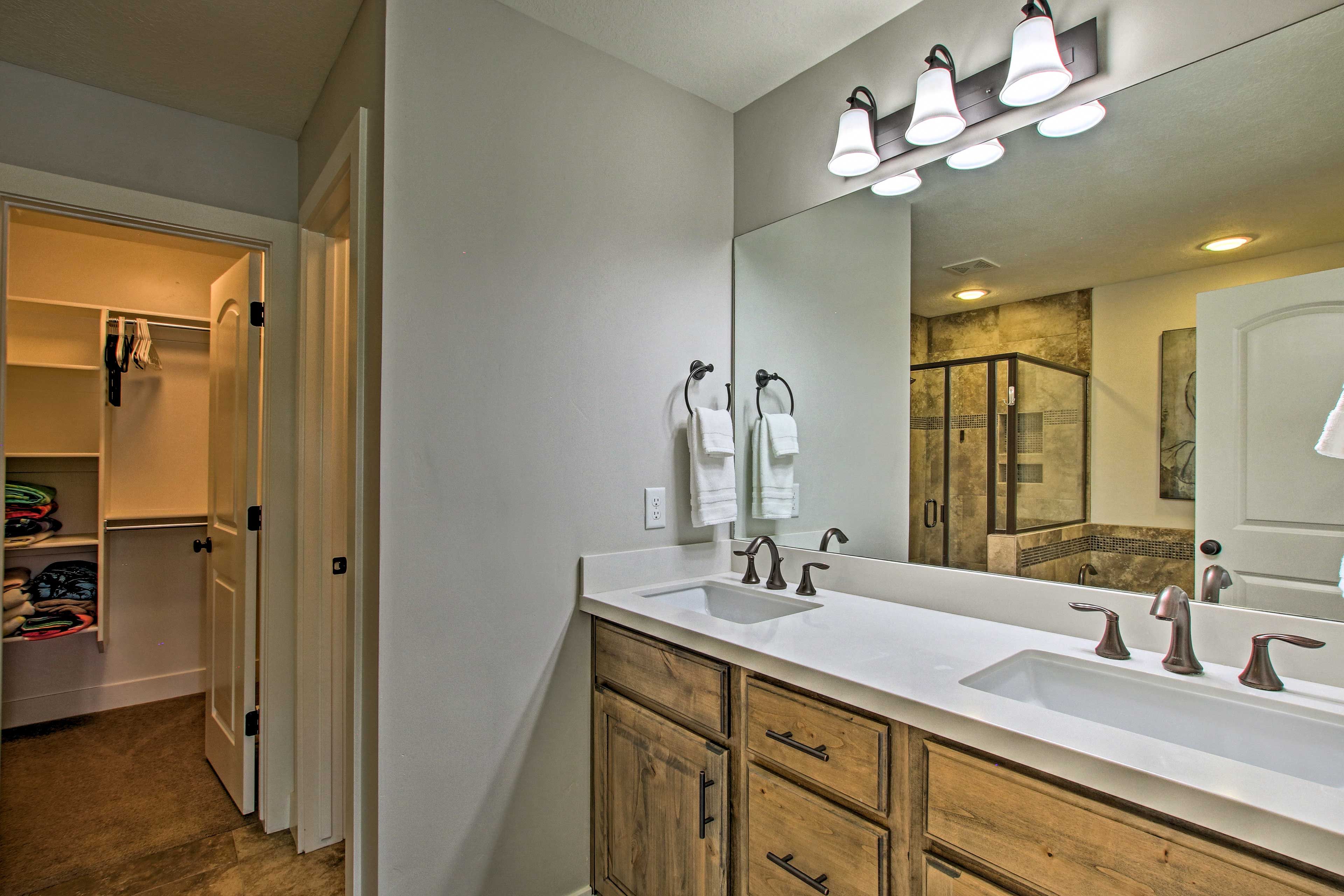 Full En-Suite Bathroom | Walk-In Closet