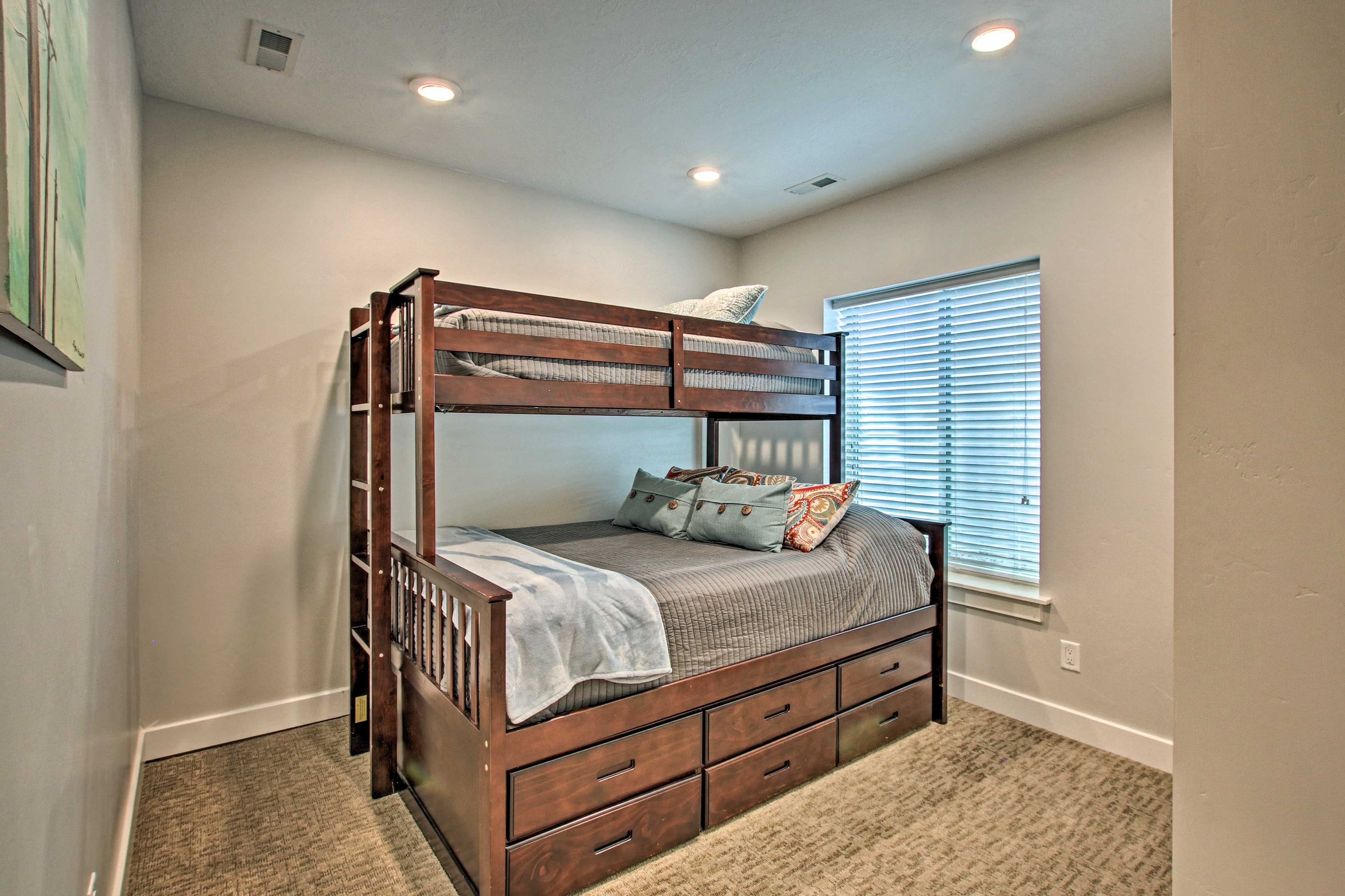 Bedroom 4 | Twin/Queen Bunk Bed w/ Twin Trundle