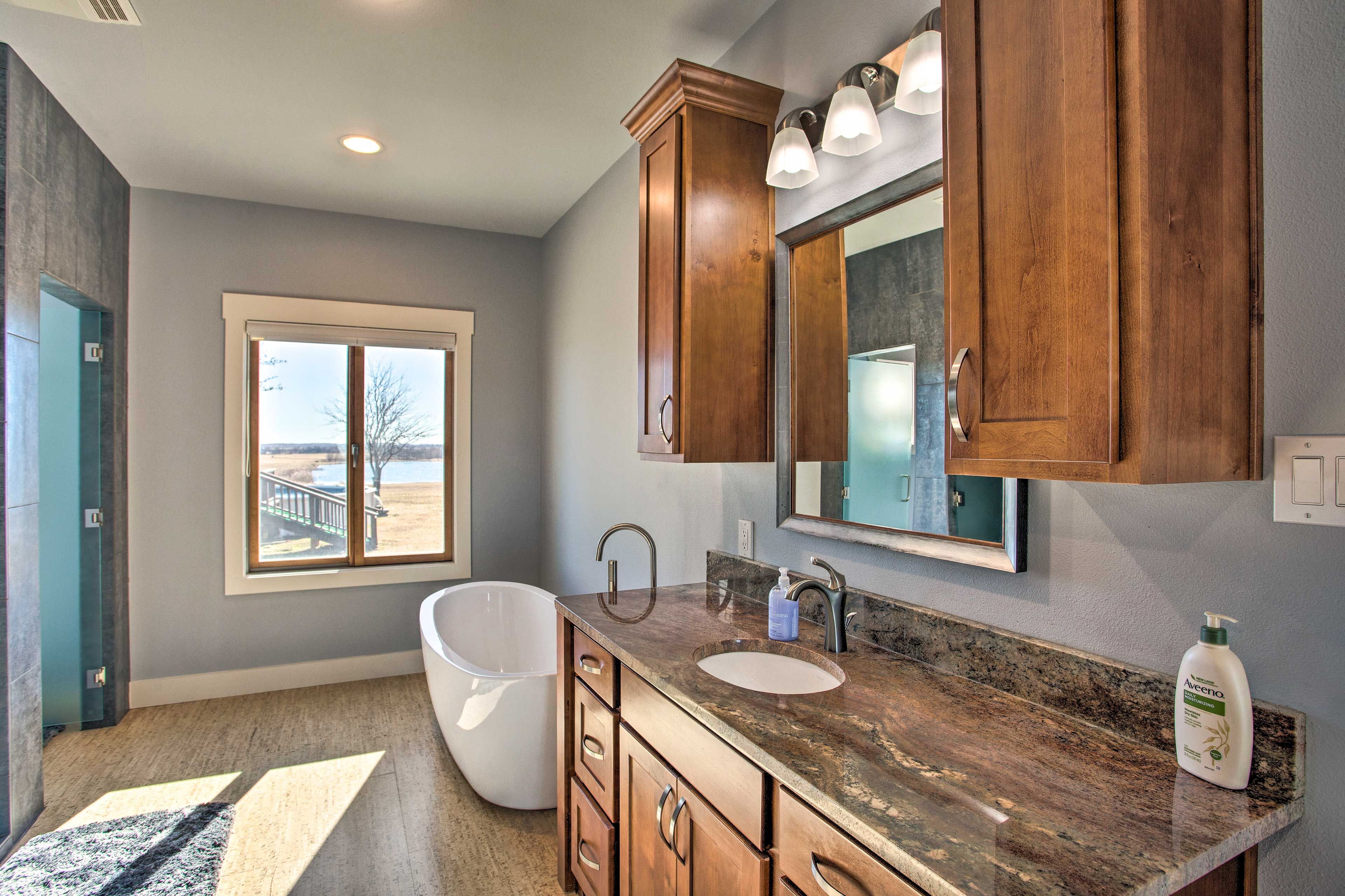 Full Bathroom | Soaking Tub