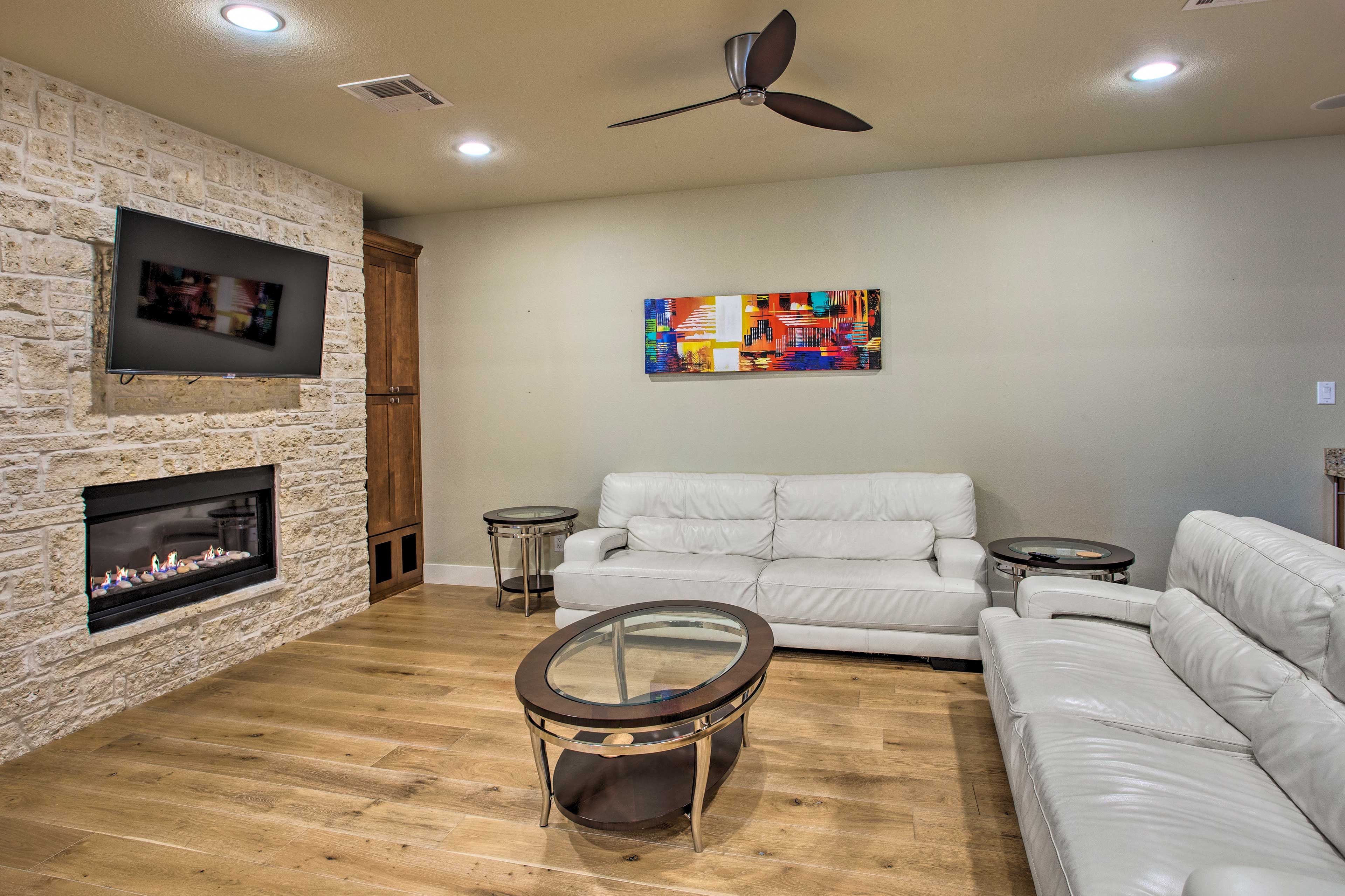 Living Room | Flat-Screen TV w/ Cable | Gas Fireplace