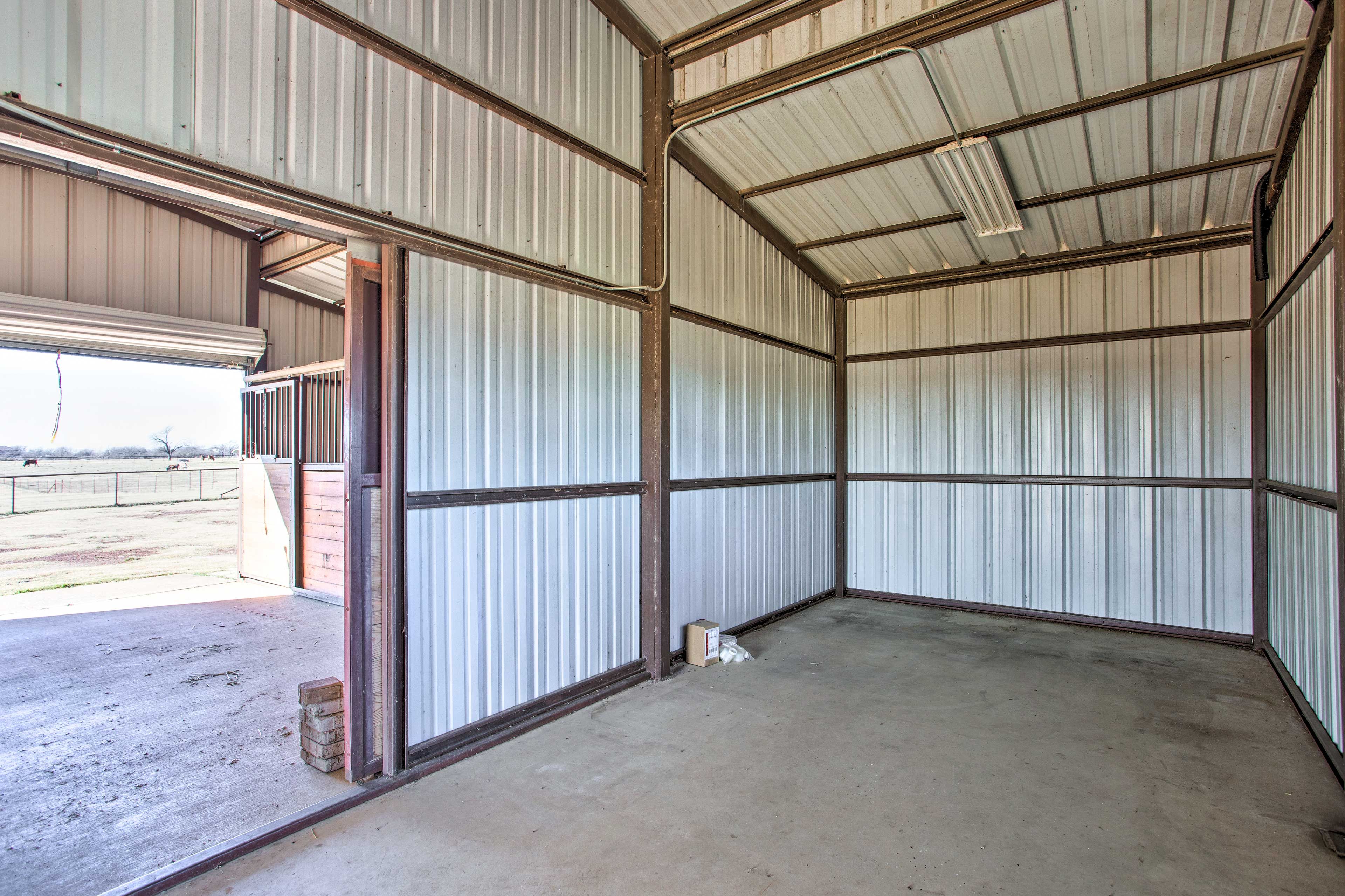 Private Barn w/ Horse Stalls