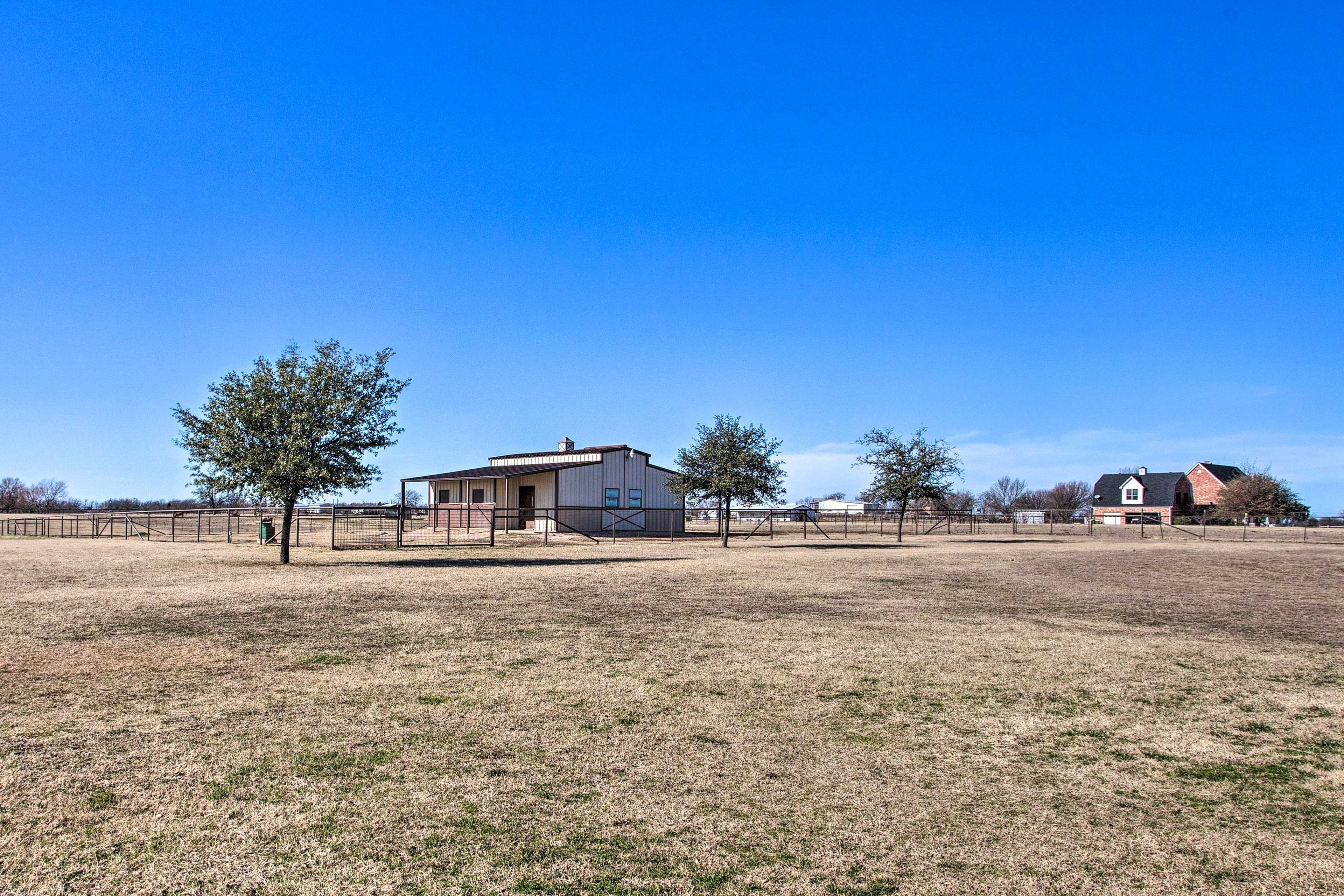 Private Barn w/ Horse Stalls