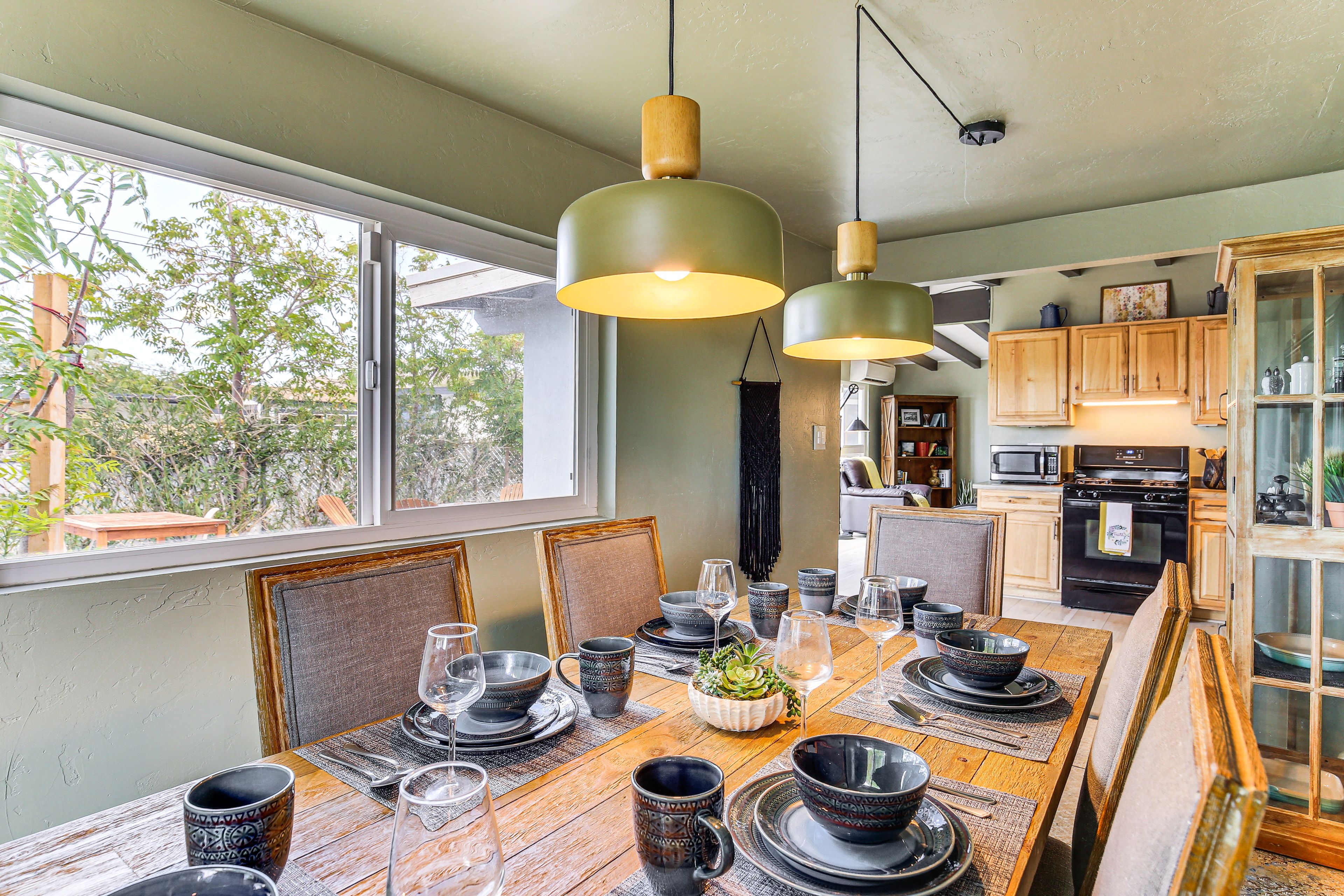Dining Area | Dishware & Flatware Provided