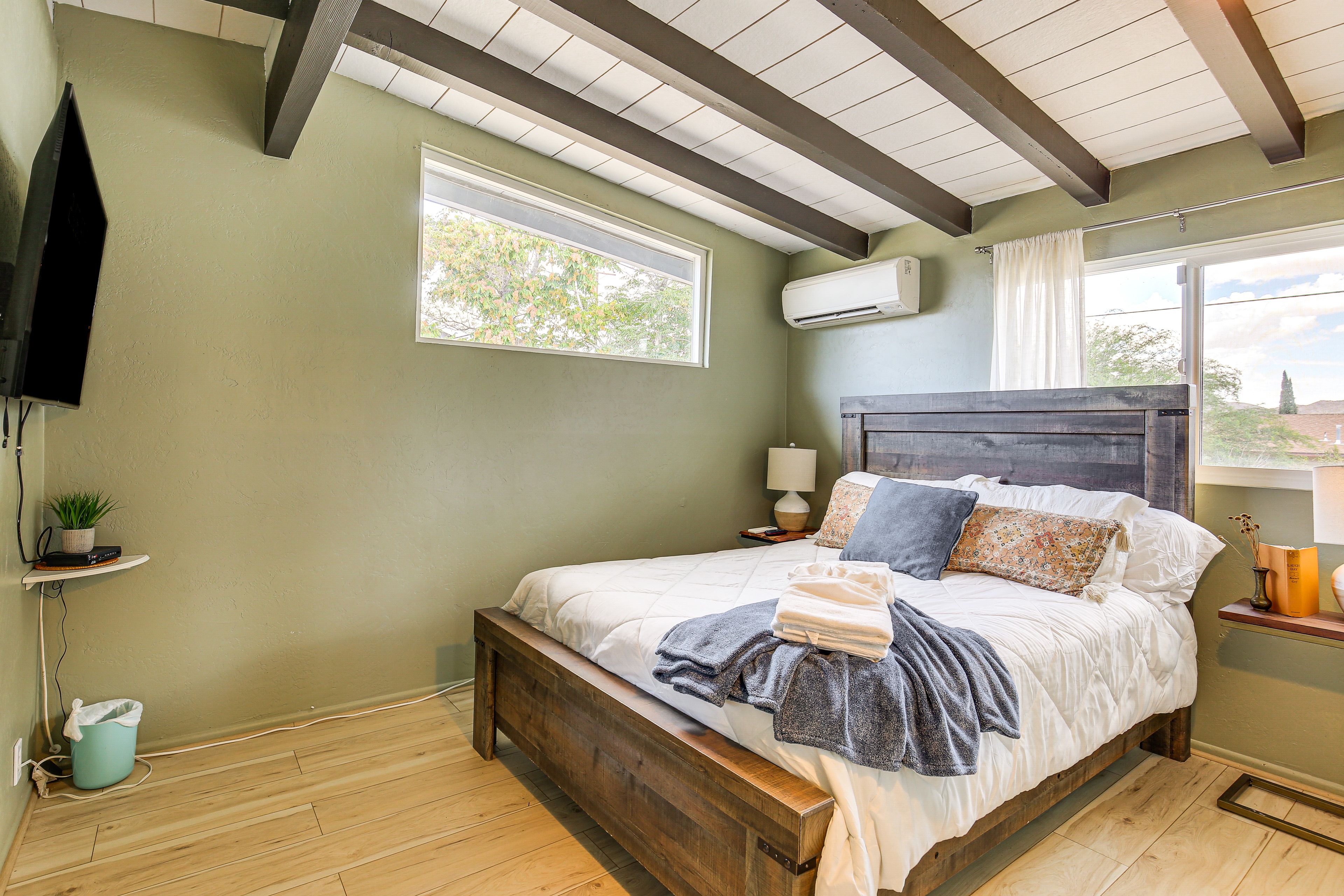 Bedroom 1 | Queen Bed