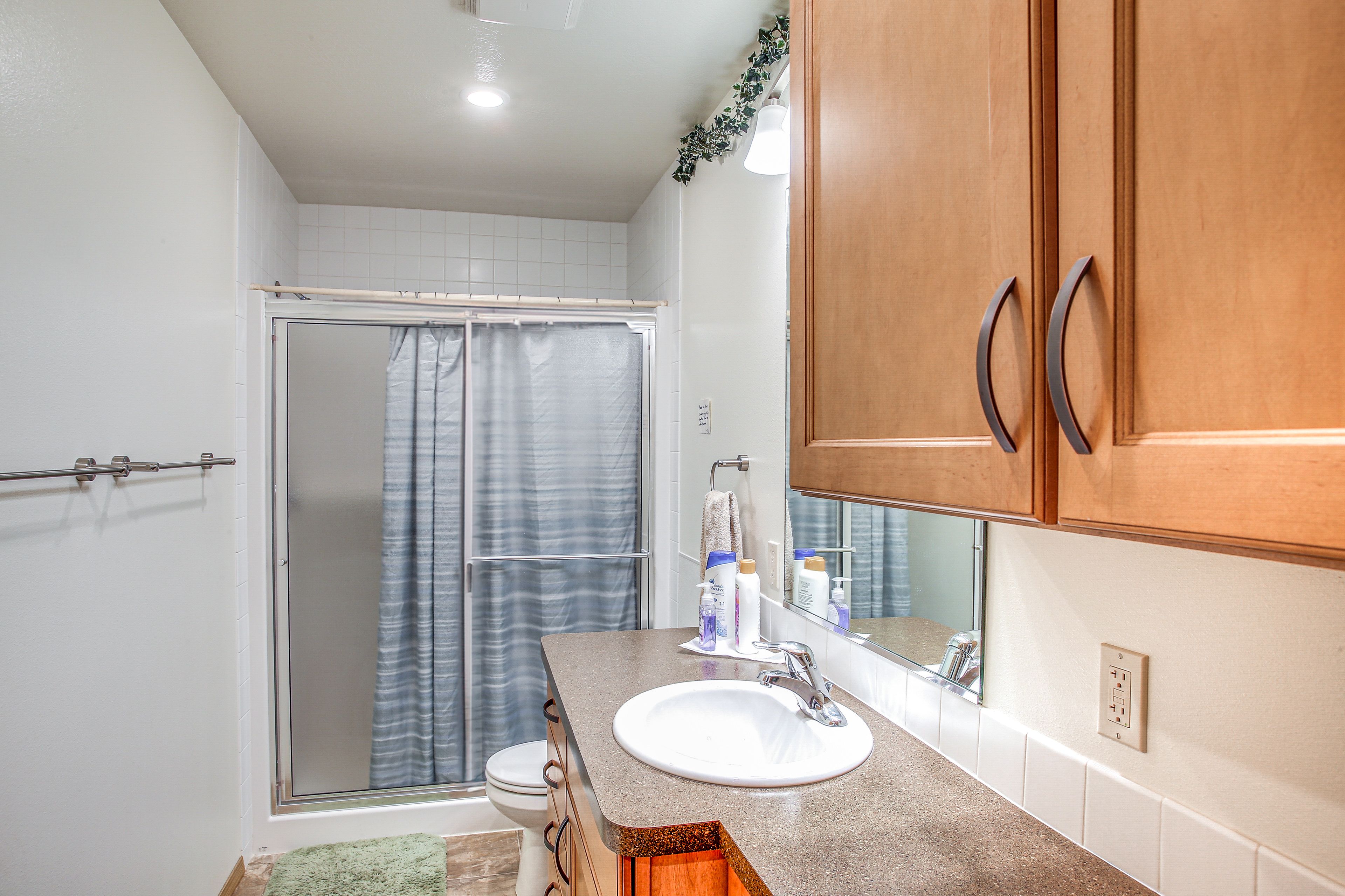 Full Bathroom | Complimentary Toiletries | 1st Floor
