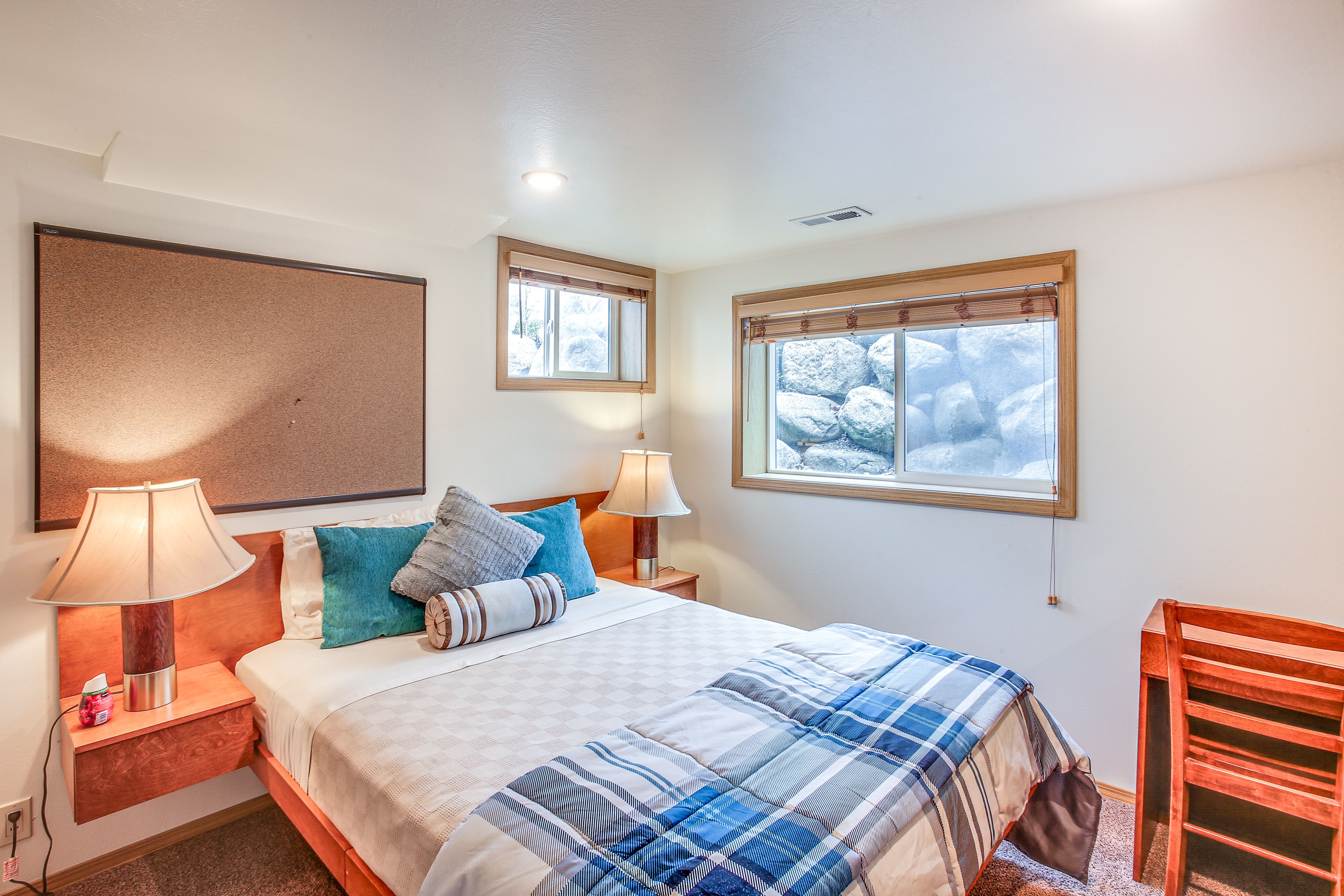 Bedroom 6 | Queen Bed | Workstation | 1st Floor