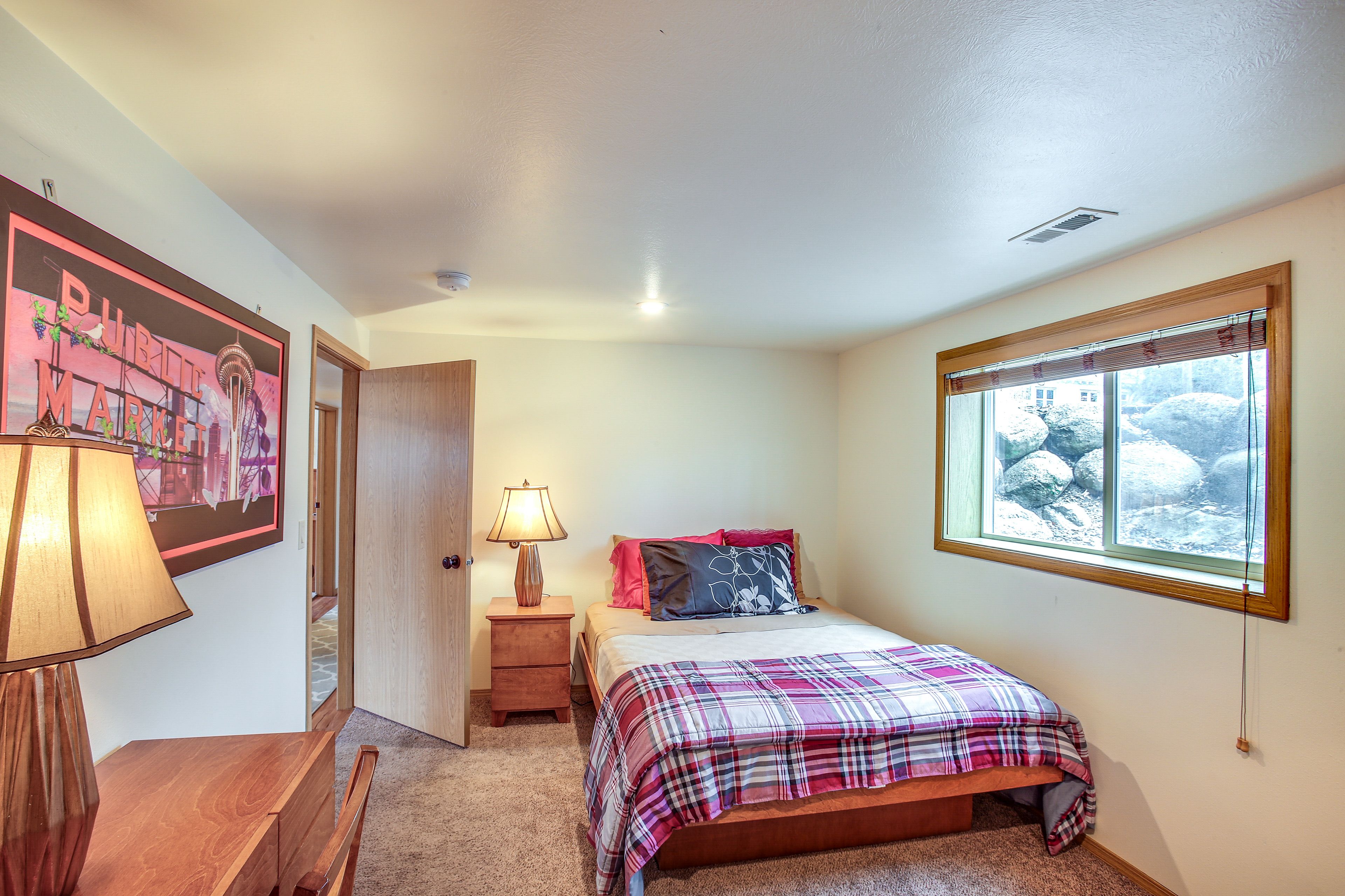 Bedroom 4 | Queen Bed | Workstation | 1st Floor