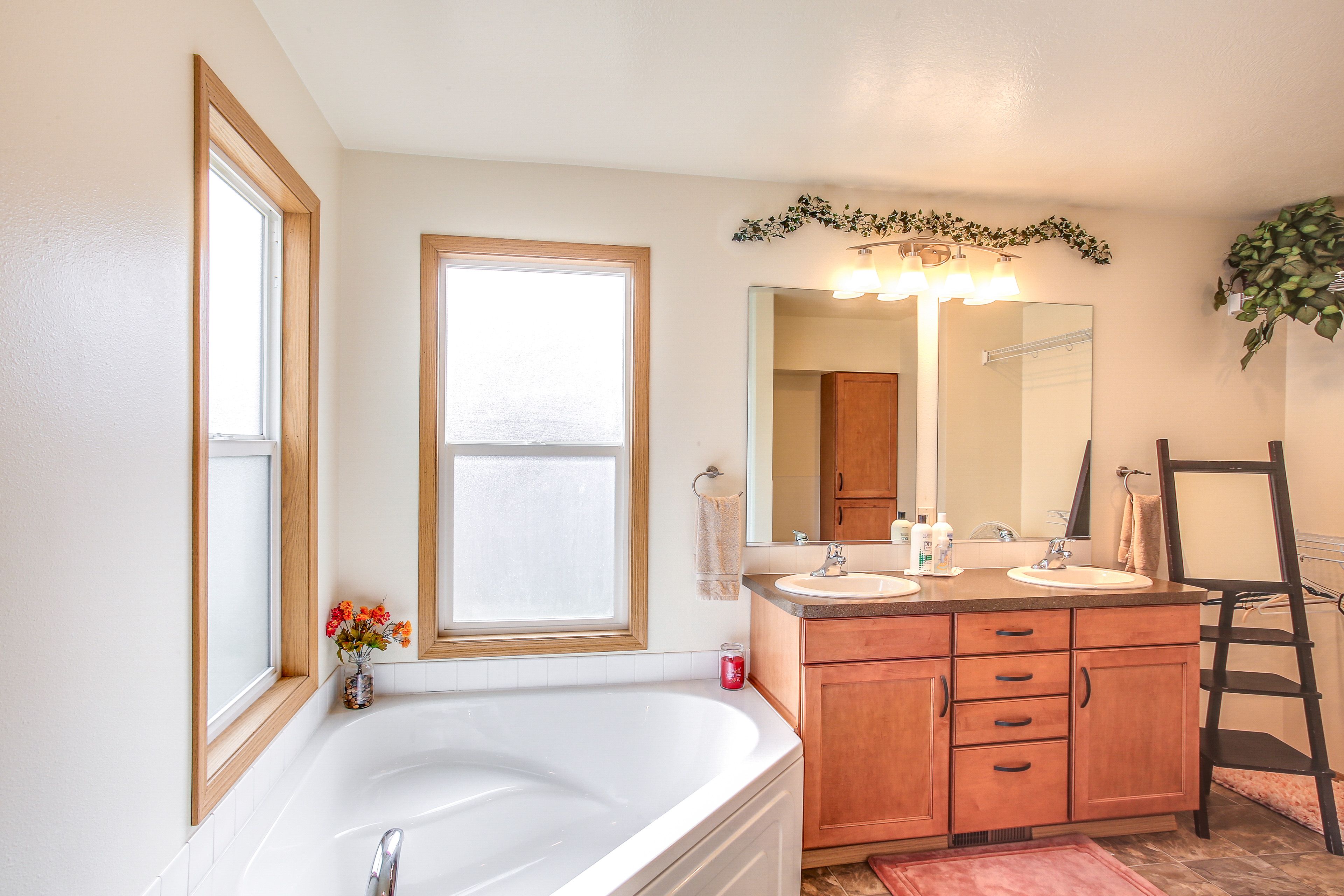 Full Bathroom | Soaking Tub | 2nd Floor