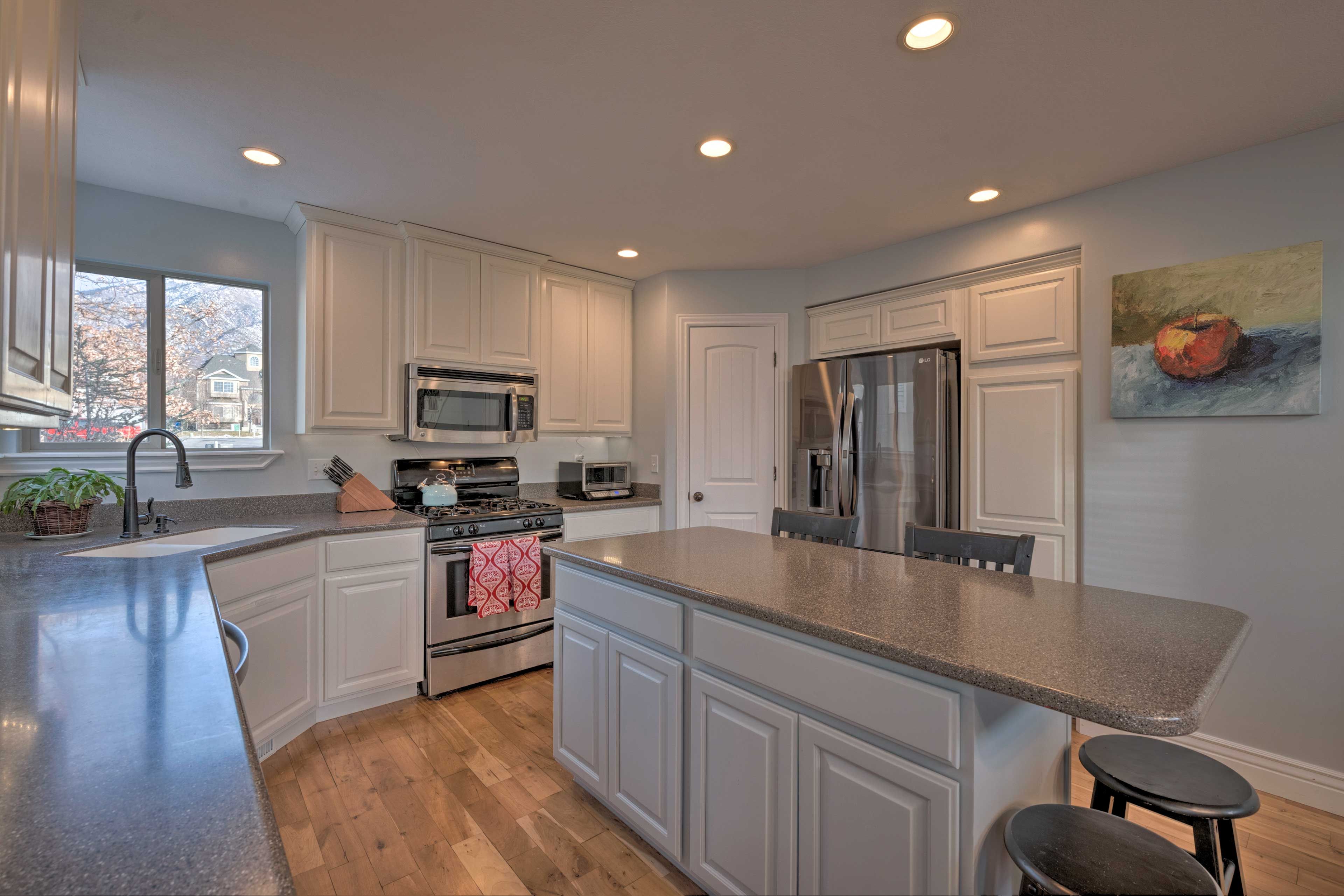 Fully Equipped Kitchen | Cooking Basics | Coffee Maker | Crock-Pot