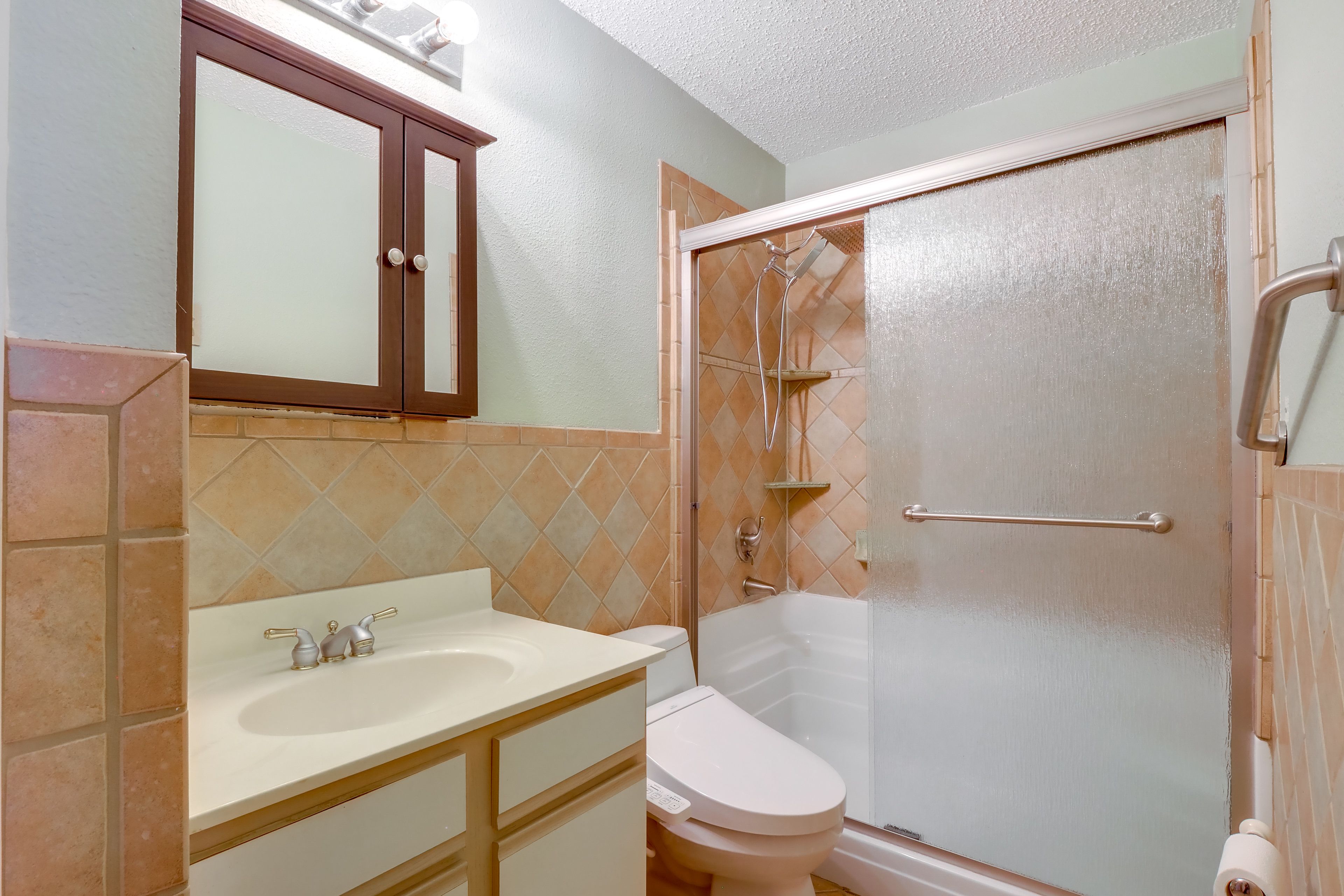 En-Suite Bathroom | Towels & Linens Provided