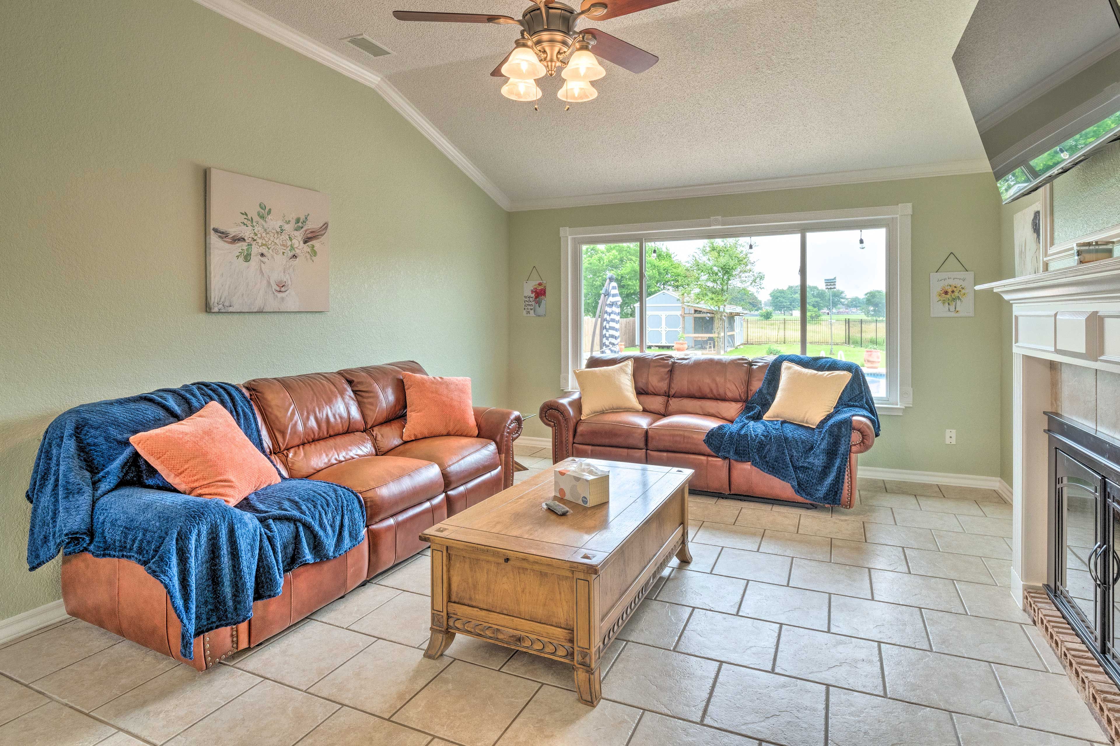 Living Room | Smart TV | Central Air Conditioning