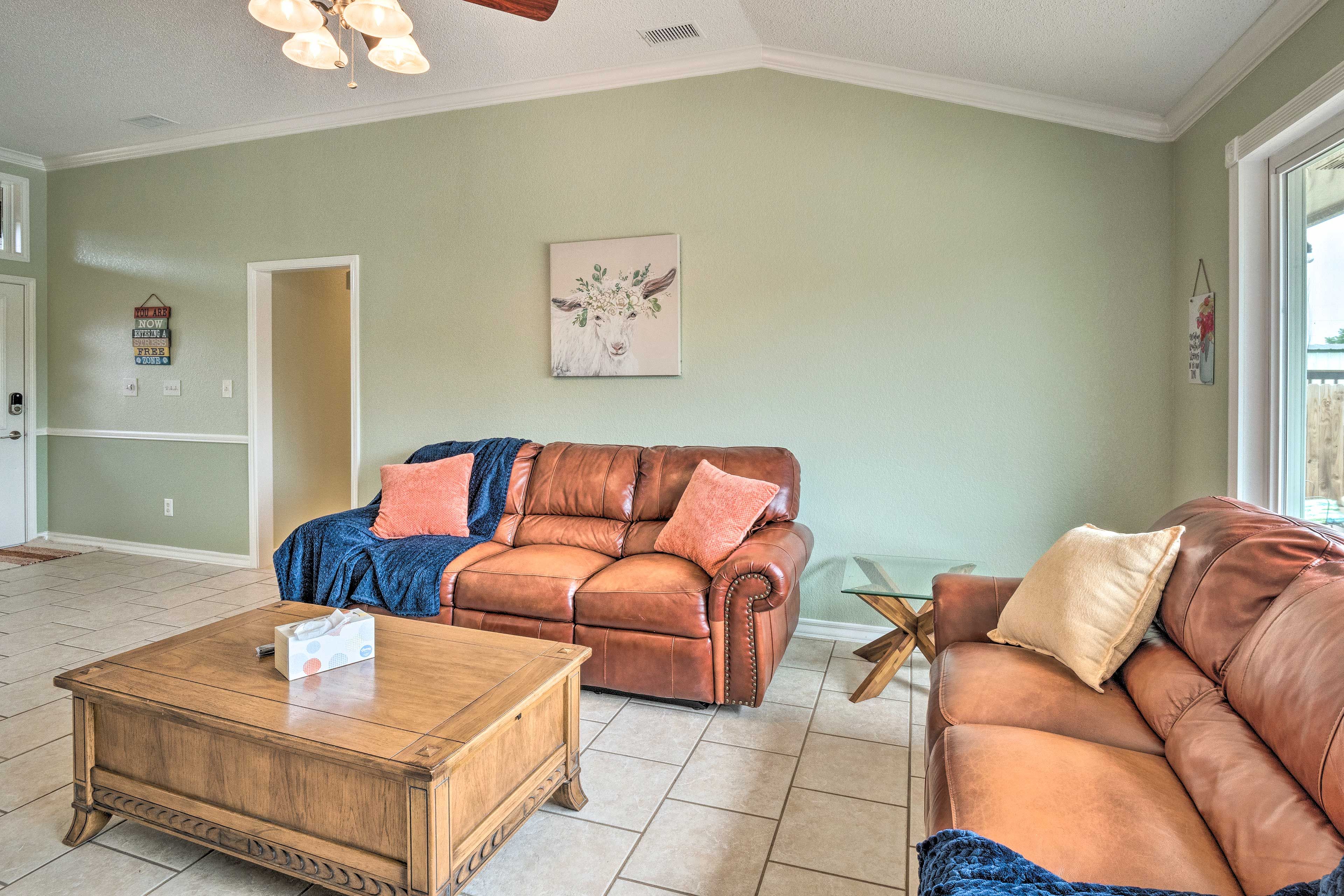 Living Room | Free WiFi | Reclining Couches