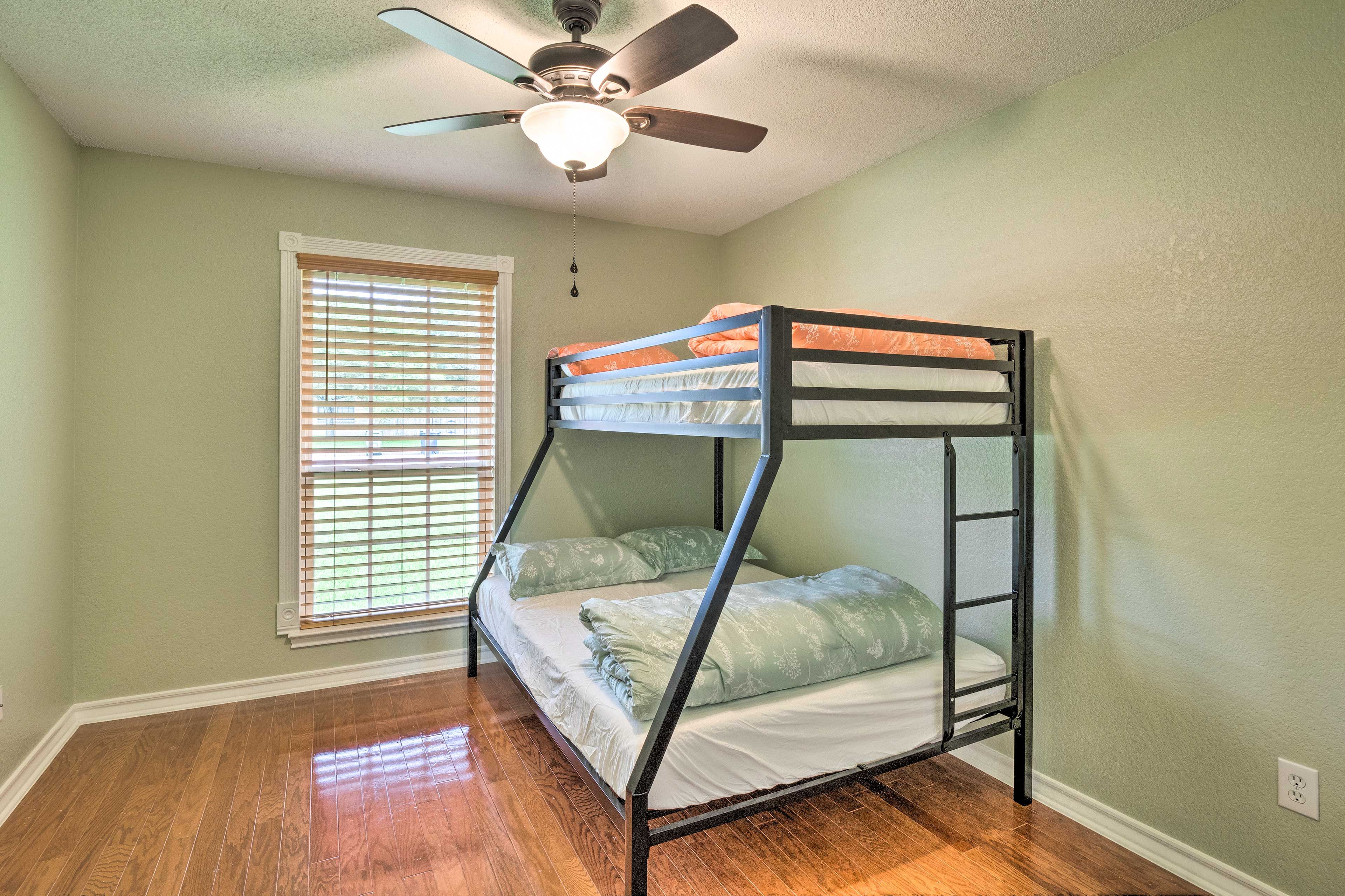 Bedroom 2 | Twin/Full Bunk Bed