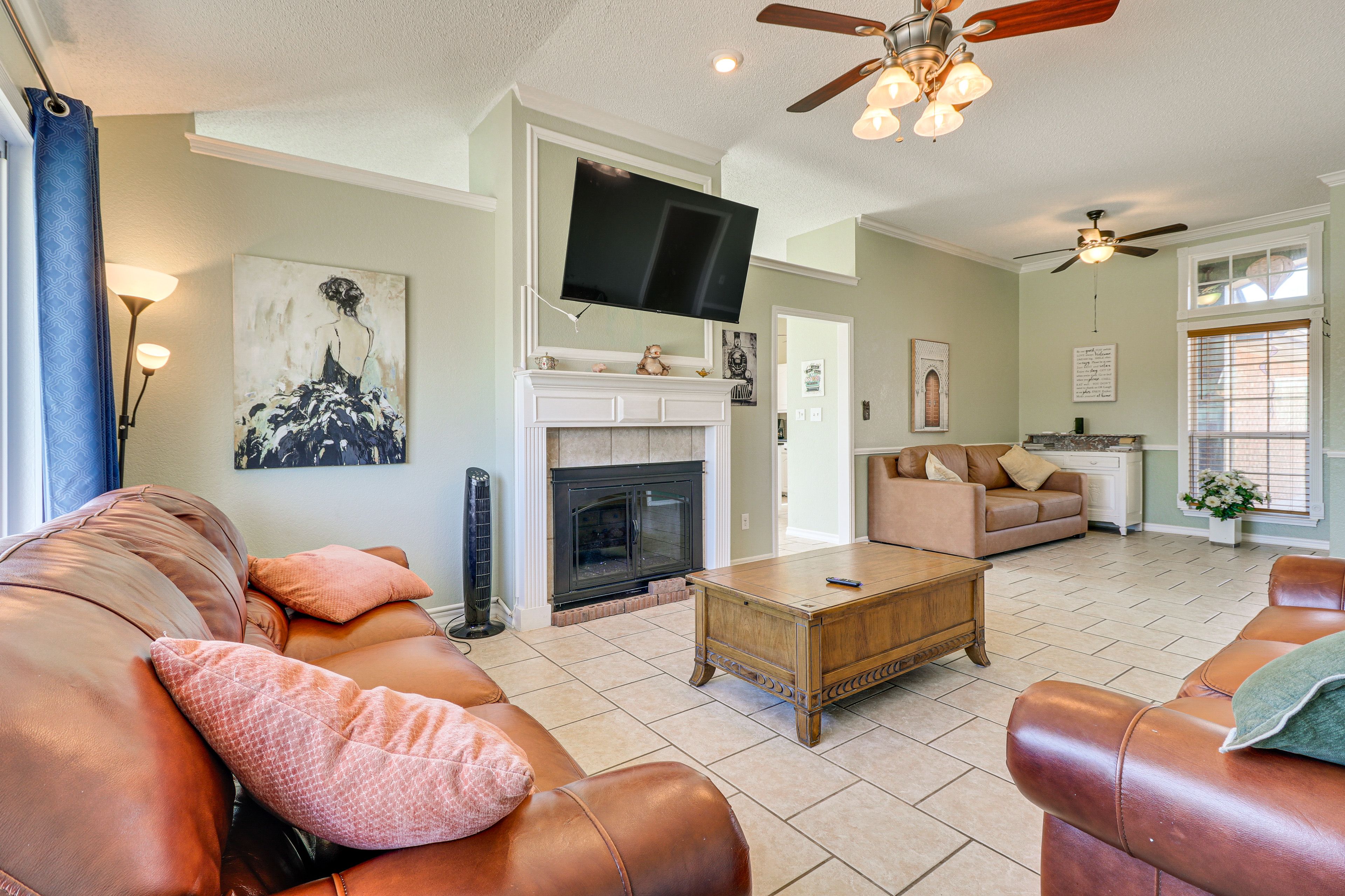 Living Room | Smart TV | Central Air Conditioning
